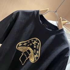 LouisVuitt*路易*登 2026春夏全新系列单品上线,非常时髦前卫的一款男女同款短袖T恤,标识l LouisVuitt*路易*登 2026春夏全新系列单品上线,非常时髦前卫的一款男女同款短袖T恤,标识l