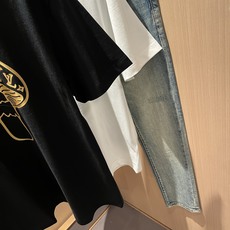 LouisVuitt*路易*登 2026春夏全新系列单品上线,非常时髦前卫的一款男女同款短袖T恤,标识l LouisVuitt*路易*登 2026春夏全新系列单品上线,非常时髦前卫的一款男女同款短袖T恤,标识l