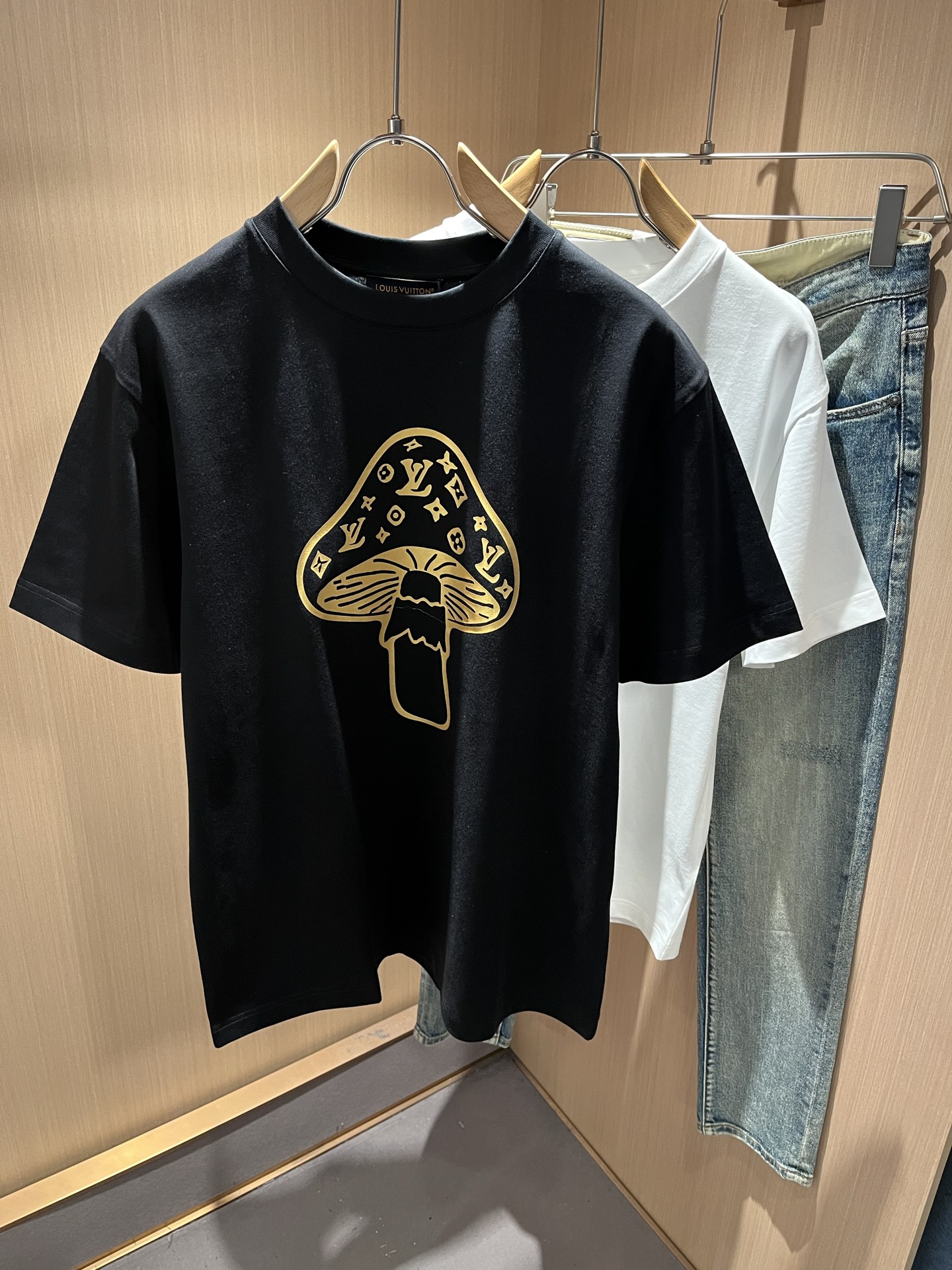 LouisVuitt*路易*登 2026春夏全新系列单品上线，非常时髦前卫的一款男女同款短袖T恤，标识l