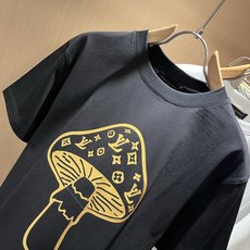 LouisVuitt*路易*登 2026春夏全新系列单品上线,非常时髦前卫的一款男女同款短袖T恤,标识l LouisVuitt*路易*登 2026春夏全新系列单品上线,非常时髦前卫的一款男女同款短袖T恤,标识l