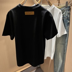 LouisVuitt*路易*登 2026春夏全新系列单品上线,非常时髦前卫的一款男女同款短袖T恤,标识l LouisVuitt*路易*登 2026春夏全新系列单品上线,非常时髦前卫的一款男女同款短袖T恤,标识l