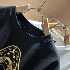 LouisVuitt*路易*登 2026春夏全新系列单品上线,非常时髦前卫的一款男女同款短袖T恤,标识l LouisVuitt*路易*登 2026春夏全新系列单品上线,非常时髦前卫的一款男女同款短袖T恤,标识l