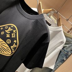 LouisVuitt*路易*登 2026春夏全新系列单品上线,非常时髦前卫的一款男女同款短袖T恤,标识l LouisVuitt*路易*登 2026春夏全新系列单品上线,非常时髦前卫的一款男女同款短袖T恤,标识l
