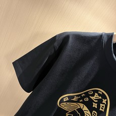 LouisVuitt*路易*登 2026春夏全新系列单品上线,非常时髦前卫的一款男女同款短袖T恤,标识l LouisVuitt*路易*登 2026春夏全新系列单品上线,非常时髦前卫的一款男女同款短袖T恤,标识l