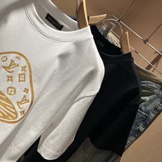 LouisVuitt*路易*登 2026春夏全新系列单品上线,非常时髦前卫的一款男女同款短袖T恤,标识l LouisVuitt*路易*登 2026春夏全新系列单品上线,非常时髦前卫的一款男女同款短袖T恤,标识l
