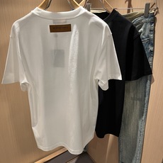 LouisVuitt*路易*登 2026春夏全新系列单品上线,非常时髦前卫的一款男女同款短袖T恤,标识l LouisVuitt*路易*登 2026春夏全新系列单品上线,非常时髦前卫的一款男女同款短袖T恤,标识l