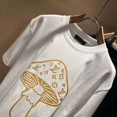 LouisVuitt*路易*登 2026春夏全新系列单品上线,非常时髦前卫的一款男女同款短袖T恤,标识l LouisVuitt*路易*登 2026春夏全新系列单品上线,非常时髦前卫的一款男女同款短袖T恤,标识l