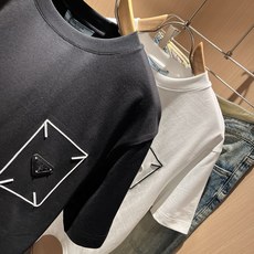 PRAD*A普*达2026春夏新款男女同款👫短袖T恤,最新款全网独家首上!!~既经典有时尚百搭,谁不爱啊 PRAD*A普*达2026春夏新款男女同款👫短袖T恤,最新款全网独家首上!!~既经典有时尚百搭,谁不爱啊