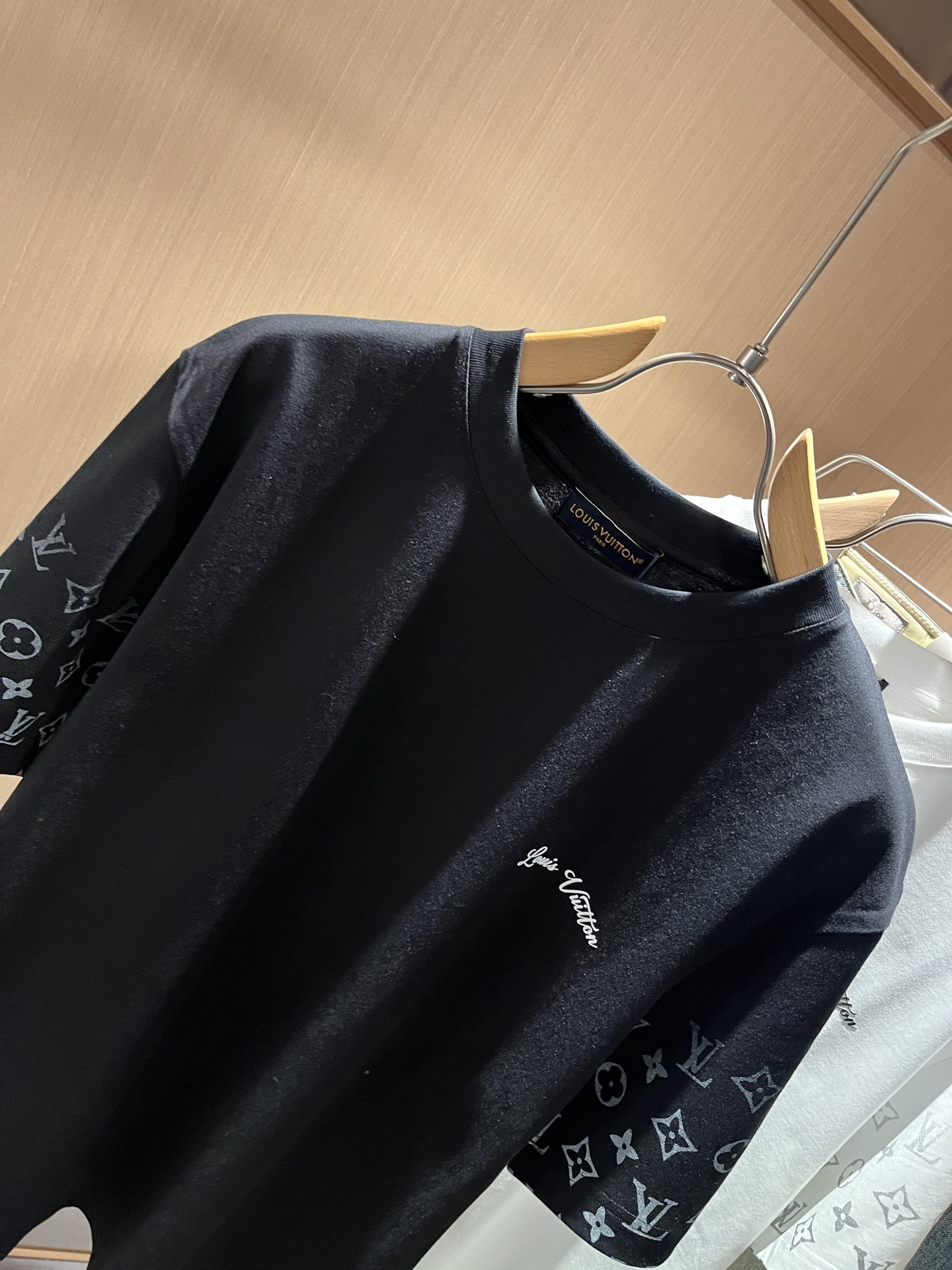 Louis Vuit*on 2026春夏路易家族轻奢Monogram印花工艺短袖T恤，男女同款👫背后反向