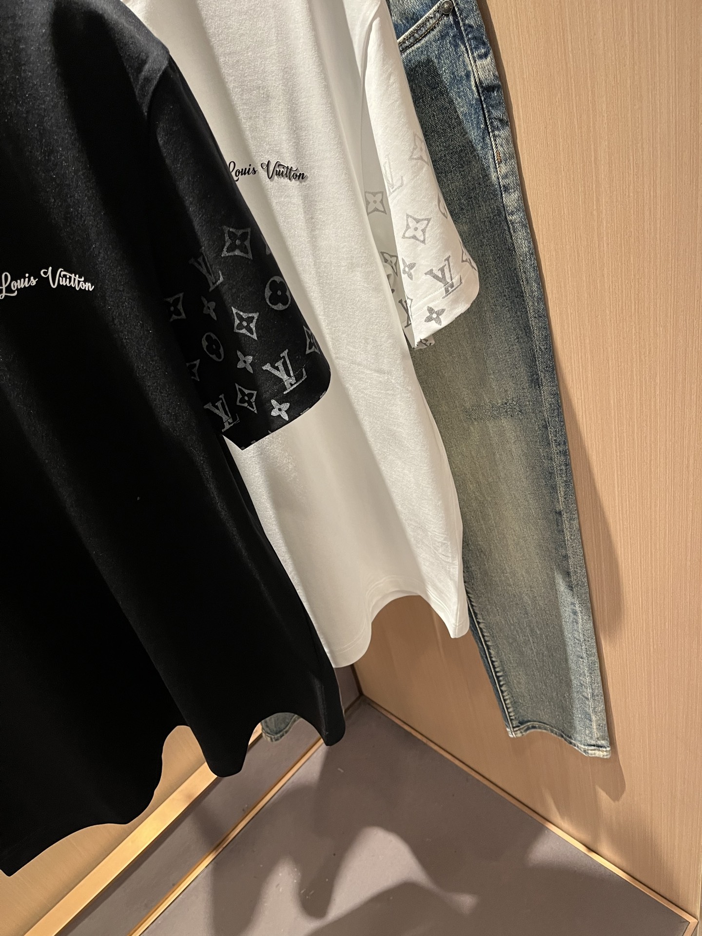 Louis Vuit*on 2026春夏路易家族轻奢Monogram印花工艺短袖T恤，男女同款👫背后反向