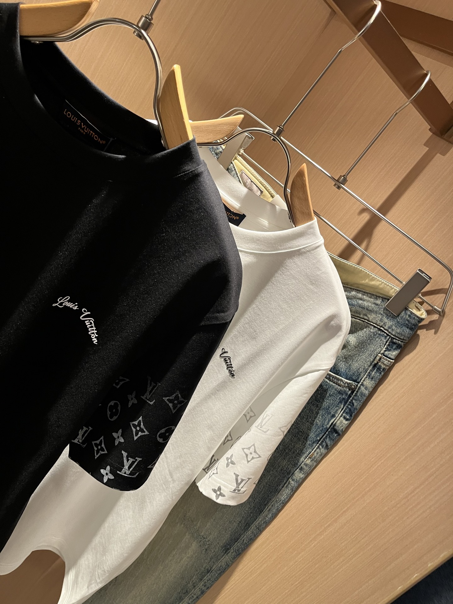 Louis Vuit*on 2026春夏路易家族轻奢Monogram印花工艺短袖T恤，男女同款👫背后反向