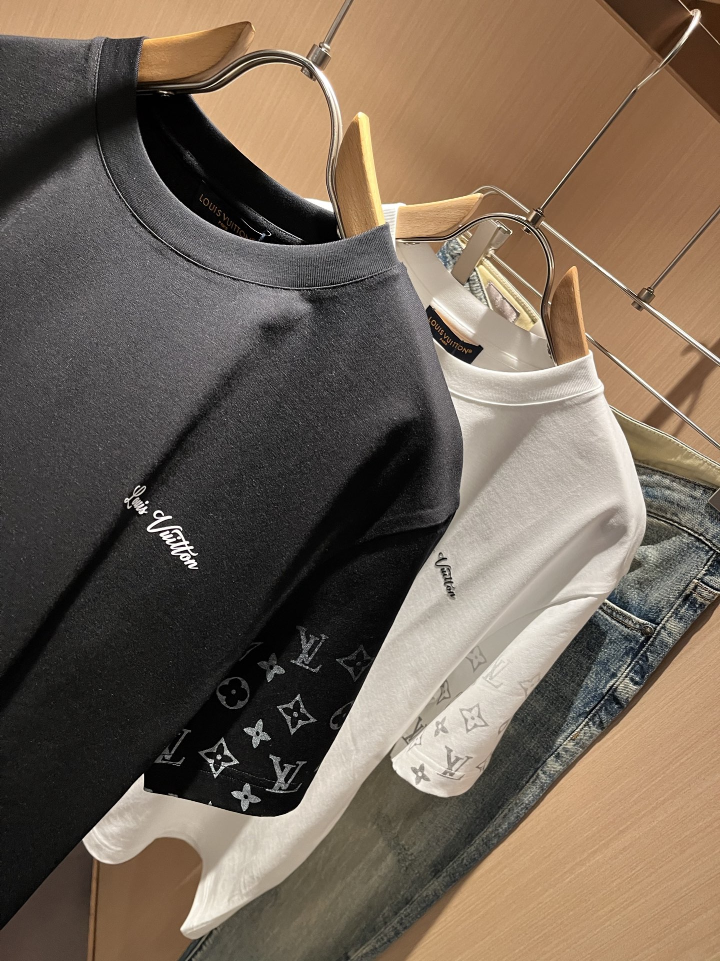 Louis Vuit*on 2026春夏路易家族轻奢Monogram印花工艺短袖T恤，男女同款👫背后反向