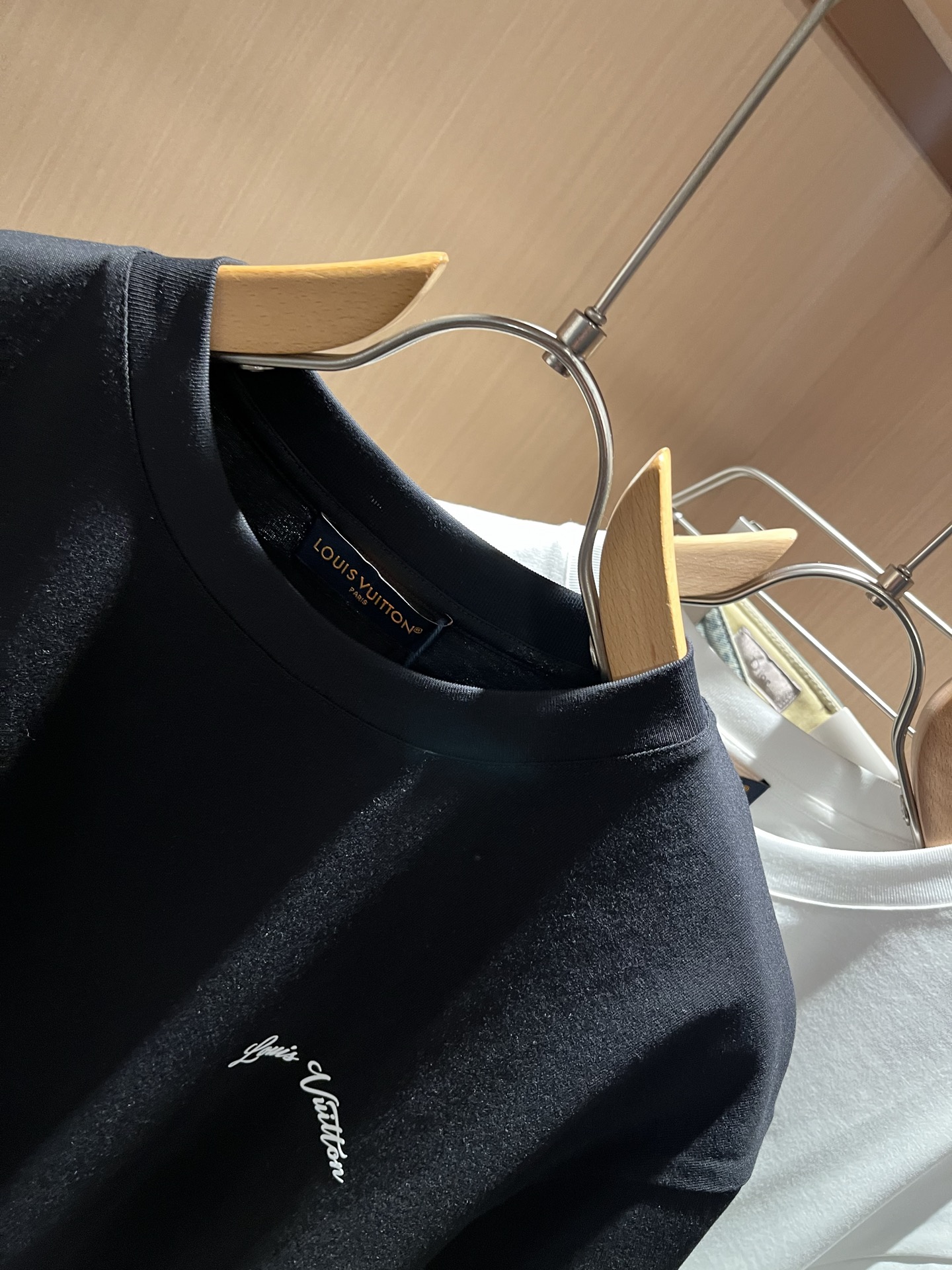 Louis Vuit*on 2026春夏路易家族轻奢Monogram印花工艺短袖T恤，男女同款👫背后反向