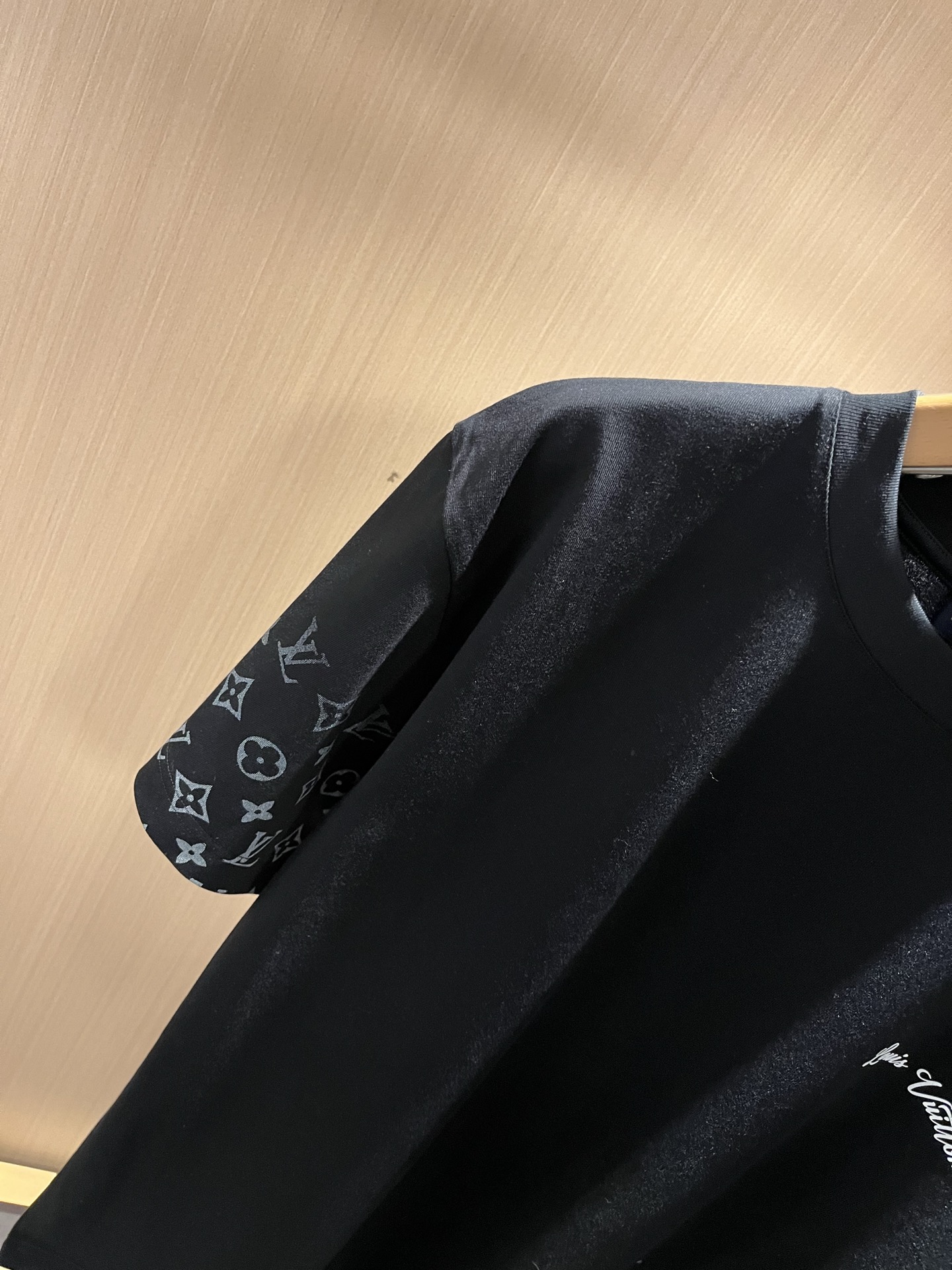 Louis Vuit*on 2026春夏路易家族轻奢Monogram印花工艺短袖T恤，男女同款👫背后反向