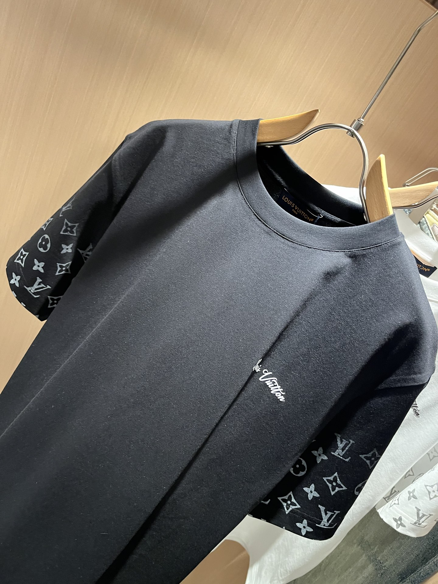 Louis Vuit*on 2026春夏路易家族轻奢Monogram印花工艺短袖T恤，男女同款👫背后反向