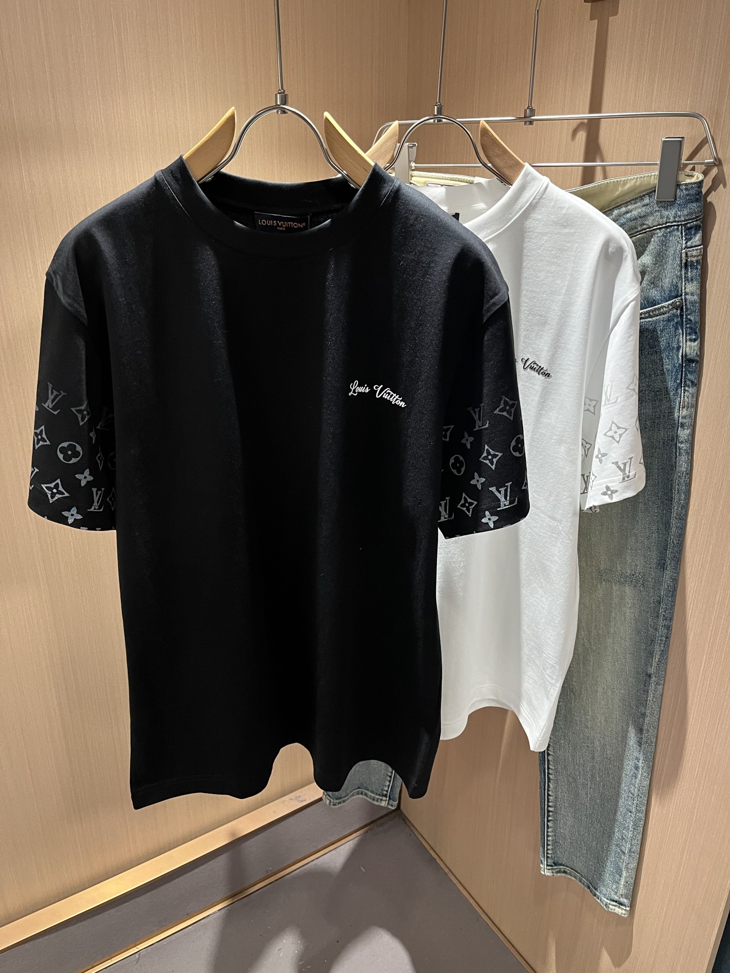 Louis Vuit*on 2026春夏路易家族轻奢Monogram印花工艺短袖T恤，男女同款👫背后反向