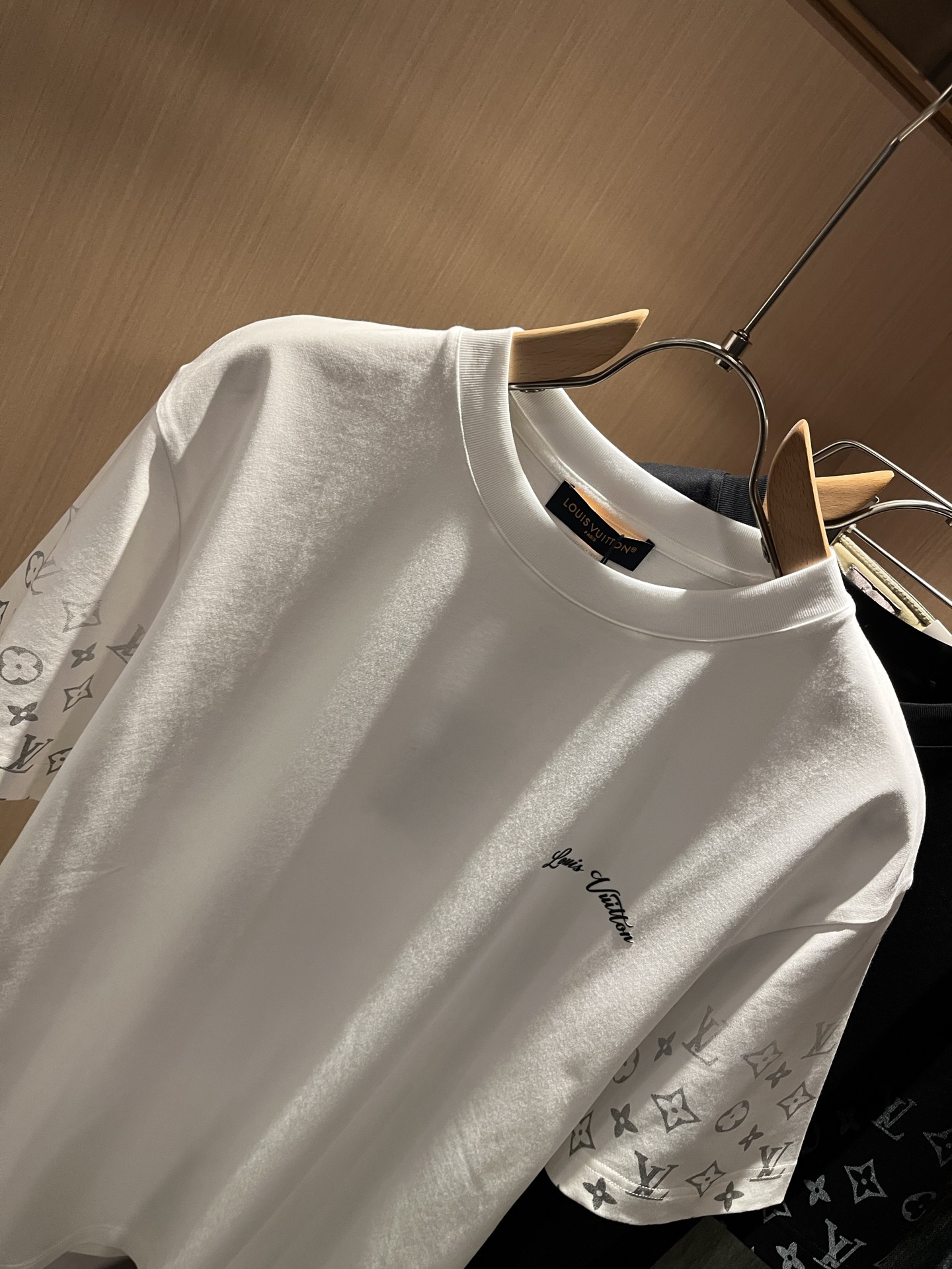 Louis Vuit*on 2026春夏路易家族轻奢Monogram印花工艺短袖T恤，男女同款👫背后反向