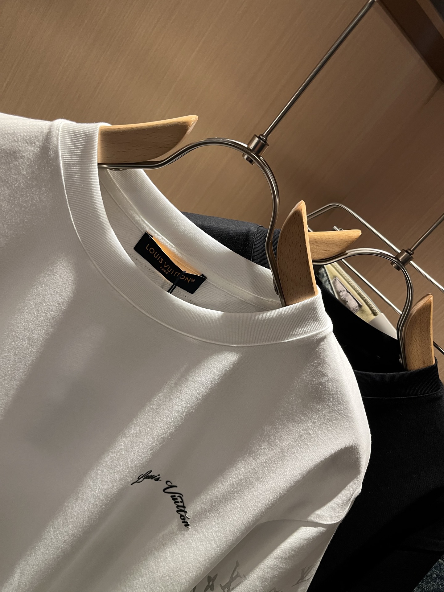 Louis Vuit*on 2026春夏路易家族轻奢Monogram印花工艺短袖T恤，男女同款👫背后反向