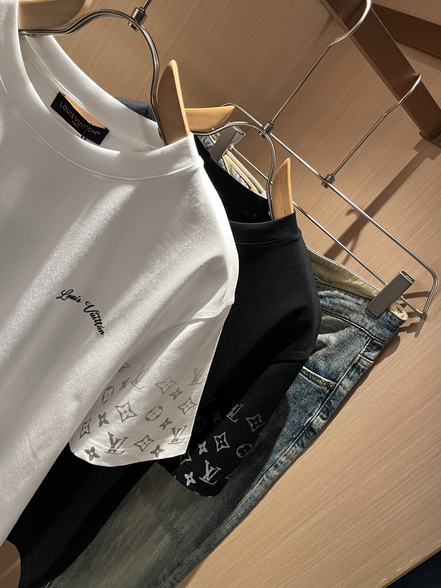 Louis Vuit*on 2026春夏路易家族轻奢Monogram印花工艺短袖T恤，男女同款👫背后反向