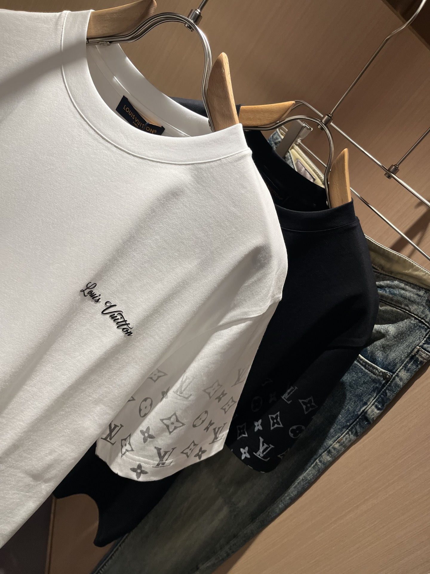 Louis Vuit*on 2026春夏路易家族轻奢Monogram印花工艺短袖T恤，男女同款👫背后反向