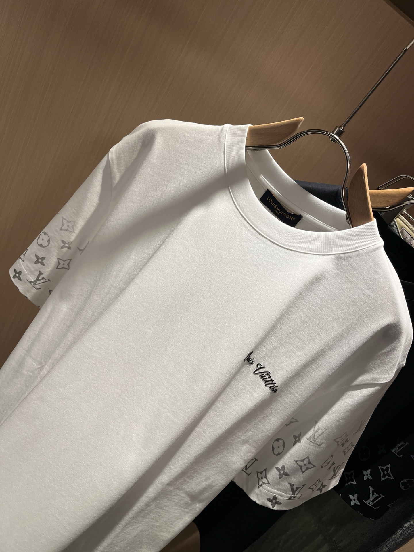 Louis Vuit*on 2026春夏路易家族轻奢Monogram印花工艺短袖T恤，男女同款👫背后反向