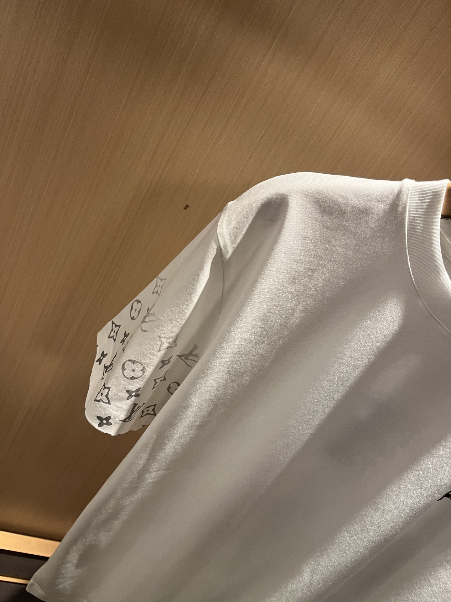 Louis Vuit*on 2026春夏路易家族轻奢Monogram印花工艺短袖T恤，男女同款👫背后反向