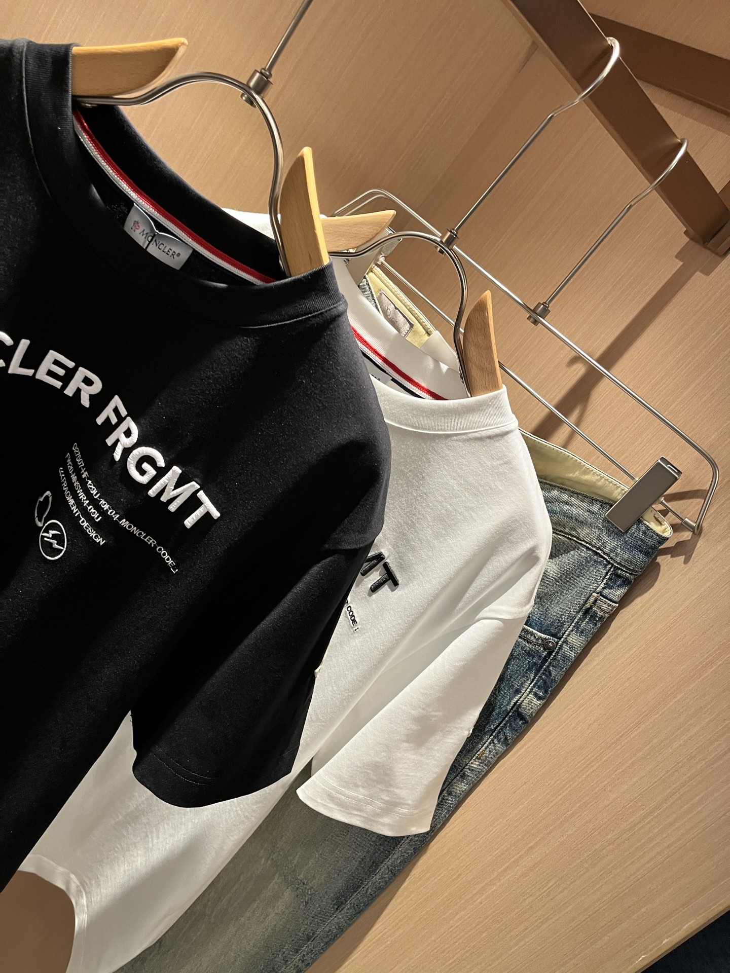 Moncler蒙家 2026春夏最新男女同款👫贸易订单短袖T恤，全品相！！网红款！采用logo图案刺绣设