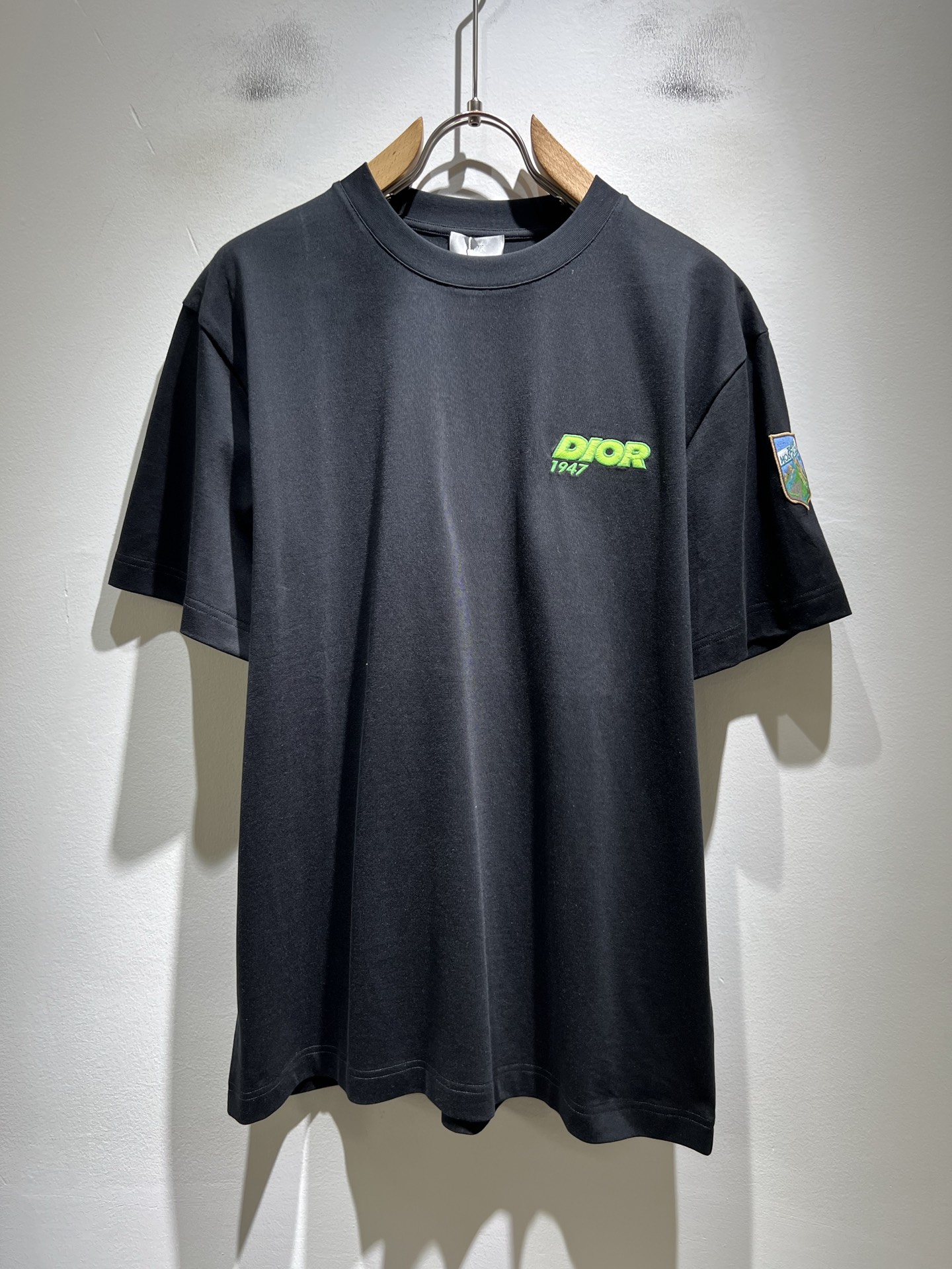 NO:736378,Dio*Dijia's new 2026 spring and summer short-sleeved T-shirts for men and women are on sale simultaneously at counters!  Customized exclusive 260g pure cotton fabric, customized original craft thread, and embroidery craft design of logo pattern on the chest!  Simple and elegant, easy to match and versatile, extremely high-grade, perfectly integrated into fashion and style, it is a top-notch fashionable style that is perfect for outer wear!  The whole thing gives people a natural feeling!  The ultimate classic versatile short-sleeved T-shirt, designed with the latest three-dimensional letter logo printing elements!  The ultimate heavy work, the ultimate perfection!  Fans who pursue high quality should rush to buy it by themselves, and we sincerely invite all fans who know the goods to appreciate this model together!  !  Color Black White Size S-2XL,,dior,dior,T-shirt,tees,t-shirt,19860909Dio*迪家 2026春夏新款男女同款短袖T恤,专柜同步发售！定制专属260克纯棉面料,定制原版工艺螺纹,胸前logo图案刺绣工艺设计！简约大方,从容百搭,档次极高,完美融入时尚还有风情感一款完美符合外穿的顶尖时髦气质款！整体给人浑然天成的感觉！极致经典的百搭型短袖T恤,采用最新的立体字母logo印花元素设计！极致的重工极致的完美！追求高品质的粉丝们请自行抢购,诚邀所有识货的粉丝一同鉴赏此款！！颜色黑色 白色 尺码S-2XL,,dior,dior,T-shirt,tees，t-shirt,,Men's clothing