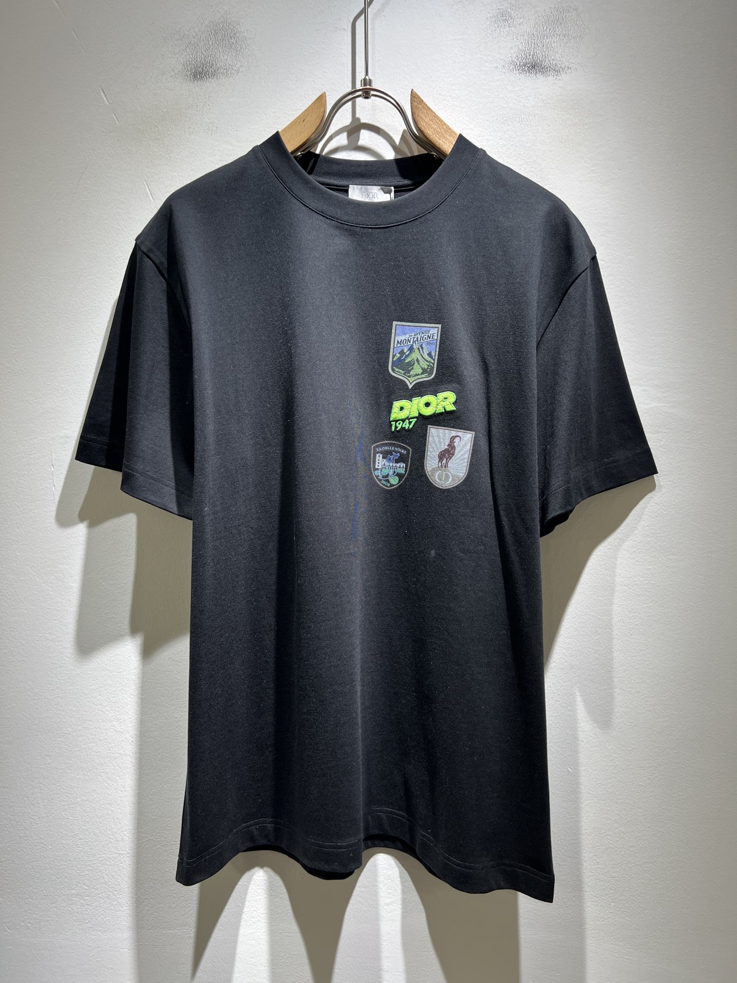 NO:736391,Dio*Dijia's new 2026 spring and summer short-sleeved T-shirts for men and women are on sale simultaneously at counters!  Customized exclusive 260g pure cotton fabric, customized original craft thread, and embroidery craft design of logo pattern on the chest!  Simple and elegant, easy to match and versatile, extremely high-grade, perfectly integrated into fashion and style, it is a top-notch fashionable style that is perfect for outer wear!  The whole thing gives people a natural feeling!  The ultimate classic versatile short-sleeved T-shirt, designed with the latest three-dimensional letter logo printing elements!  The ultimate heavy work, the ultimate perfection!  Fans who pursue high quality should rush to buy it by themselves, and we sincerely invite all fans who know the goods to appreciate this model together!  !  Color Black White Size S-2XL,,dior,dior,T-shirt,tees,t-shirt,19860909Dio*迪家 2026春夏新款男女同款短袖T恤,专柜同步发售！定制专属260克纯棉面料,定制原版工艺螺纹,胸前logo图案刺绣工艺设计！简约大方,从容百搭,档次极高,完美融入时尚还有风情感一款完美符合外穿的顶尖时髦气质款！整体给人浑然天成的感觉！极致经典的百搭型短袖T恤,采用最新的立体字母logo印花元素设计！极致的重工极致的完美！追求高品质的粉丝们请自行抢购,诚邀所有识货的粉丝一同鉴赏此款！！颜色黑色 白色 尺码S-2XL,,dior,dior,T-shirt,tees，t-shirt,,Men's clothing