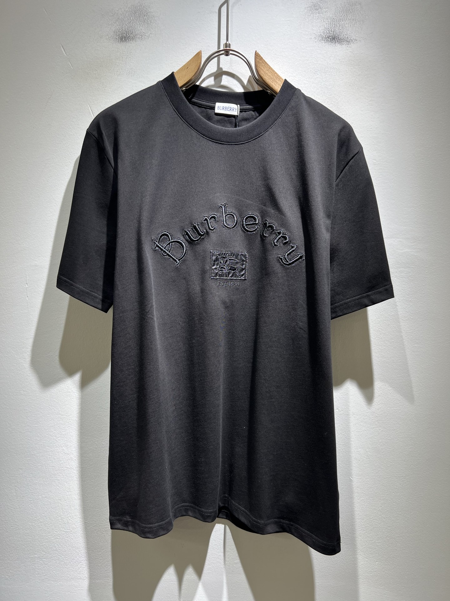 NO:736382,BURBER*Y's 2026 spring and summer new short-sleeved T-shirt is a big hit. It is made of the recently popular environmentally friendly pure cotton fabric. It is a high-end outdoor sports and leisure series. It is a very hot sports trend!  BUR's latest research and development of special materials, body logo embroidery design!  The fabric is also called memory cloth, which refers to the fabric with morphological memory function. It beats all versions on the market instantly. It can only be said that it is not on the same level at all. Whether it is the material, the degree of detail restoration and the craftsmanship, it is not afraid of any challenges, just to provide everyone with wonderful products. As always, it is consistent and implemented.  A style of BUR's core concept will be tightly tied to fashion, always maintaining a perfect, simple but not simple design style, which perfectly meets your daily needs. Size: S-2XL,, burberry, T-shirt, tees, t-shirt,19860909BURBER*Y巴*莉2026春夏新品短袖T恤,重磅来袭,最近比较火热的环保纯棉面料制作而成,高端户外运动休闲系列,非常火热运动风潮！BUR最新研发的特殊材质,衣身logo图案刺绣设计！面料也叫记忆布,是指具有形态记忆功能的面料,秒杀市面上一切版本,只能说根本就不是一个级别的存在,不管是材质还是细节还原度以及工艺制作方面,不惧任何挑战,只为给大家奉献绝妙产物一如既往,始终如一,贯彻了BUR核心理念的一个款式将与时尚紧紧的捆绑在一起,时刻保持完美,简约而不简单的的设计风格,完美的满足了你日常所需要的穿搭.尺码:S-2XL,,burberry,T-shirt,tees，t-shirt,,Men's clothing