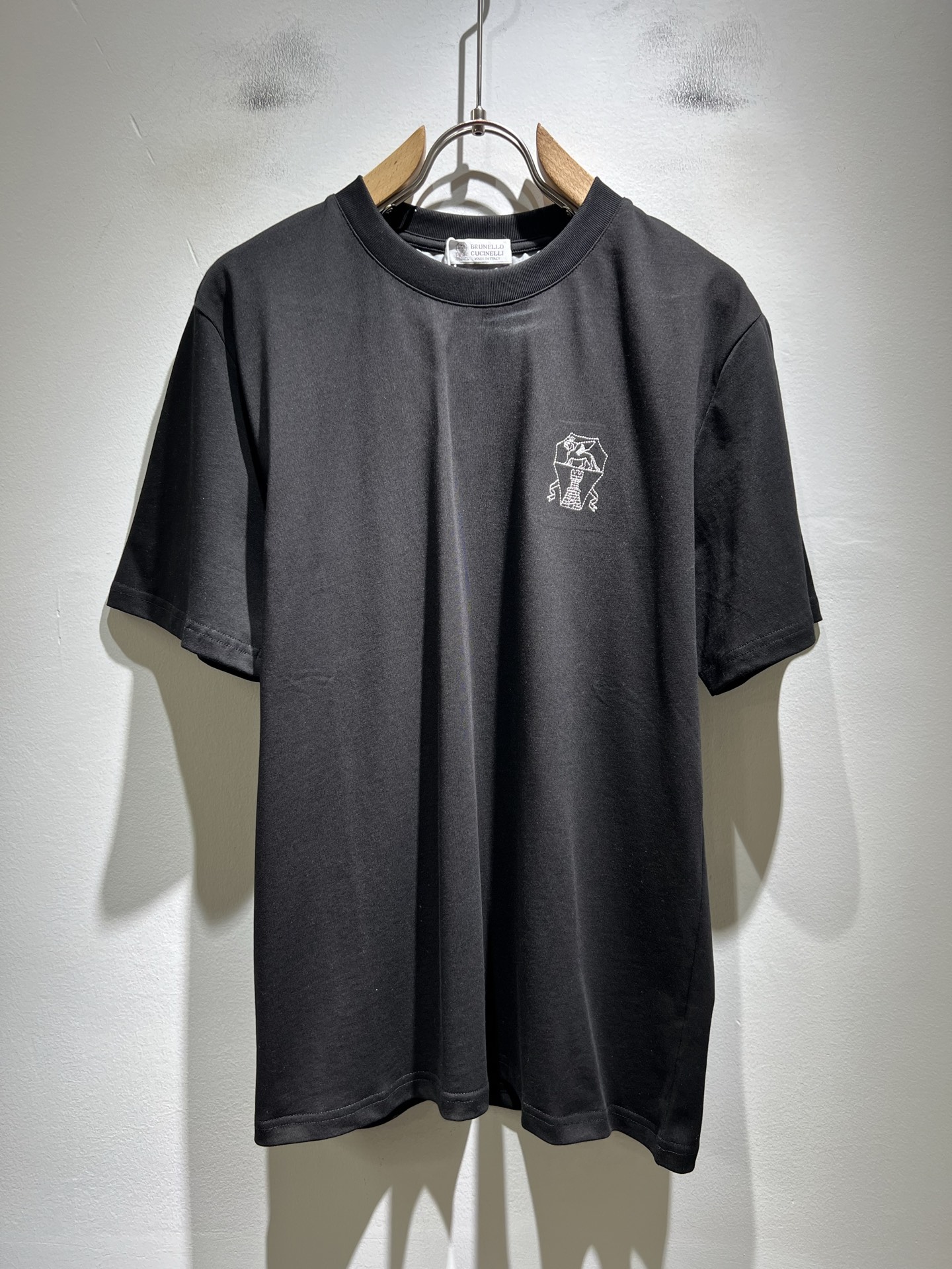 NO:736386,BC-Brunello Cucineli 2026 new spring and summer men's short-sleeved T-shirt, a fashionable and versatile item that many celebrities love to wear!  The LOGO print on the chest is super nice. Friends who like classic simplicity must not miss this one!  The calm and elegant brand style has always been favored by the upper class! It is also the best choice for fashion items!  The upper body is so handsome, highly recommended!  !  !  The biggest attraction of this short-sleeved shirt is not only its own brand added value, but also the fact that this short-sleeved shirt is very cost-effective in terms of color matching and material!  Customized original exclusive fabric material design!  Eco-friendly washing, customized fabrics, and pre-shrinking treatment ensure a crisp fit. The combed cotton fabric feels super soft and smooth and absorbs sweat!  It does not deform after washing, feels comfortable and smooth, soft and comfortable on the upper body, classic fashion design, streamlined but not complicated, very attractive!  Size S-2XL,, brunello cucinelli, T-shirt, tees, t-shirt,19860909BC-Brunello Cucineli 2026春夏新款男士短袖T恤,众多明星都爱穿的时尚百搭单品！胸前LOGO印花超级好看,喜欢经典简约的朋友,一定不能错过了这款！沉稳大气的品牌风格一直以来备受上层人士的青睐!也是时尚单品的不二之选！ 上身帅到爆了,强烈推荐！！！这件短袖最大的吸引力除了他本身的品牌附加值,更加肯定的是这款短袖无论在颜色搭配还是材质上都有很高的性价比！ 定制原版专属面料材质设计！环保水洗,定制面料,预缩处理,确保版型的挺括,精梳棉面料手感超柔顺滑又吸汗！洗水不变形,手感舒适顺滑,上身柔和舒适,经典的时尚设计,精简不繁,很是耐看！码数S-2XL,,brunello cucinelli,T-shirt,tees，t-shirt,,Men's clothing