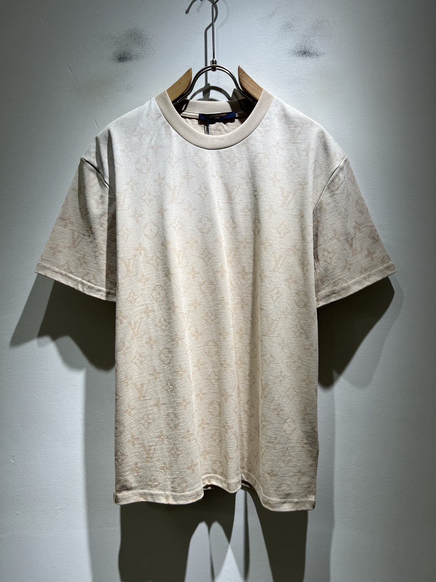 NO:736401,Louis Vuit*on 2026 spring and summer Louis family's light luxury Monogram printed short-sleeved T-shirt, the same style for men and women, with reverse nameplate patch decoration on the back!  The new high-end of the Louis family, the details and quality are always so perfect, and the creative designs are endless. You are not a fashionista if you don’t buy a few pieces of Louis this spring and summer. Monogram pattern printing technology design!  Unparalleled, it interprets Louis' iconic elements and is something that everyone loves. The top-quality organic cotton blend is super soft and tough, and has excellent breathability. It comes from world-class trade-level OEM channels, and the quantity is extremely rare and sold out. 'Donkey Brand' every year  The presbyopia items will be released, the three-dimensional logo presents an unusual texture, and is clean and neat. This is the Louis family's unique skill and the latest technology of this season. The level of detail has reached the top, and the three-dimensional tailoring design is a must. It is a fusion of luxury and fashion!  Size S-XL,,louis vuitton,louis vuitton,louis vuitton,T-shirt,tees,t-shirt,19860909Louis Vuit*on 2026春夏路易家族轻奢Monogram印花工艺短袖T恤,男女同款背后反向铭牌贴布装饰！路易家族的新高端,细节品质永远的那么完美无瑕,创意设计层出不穷.今年春夏季节没有入手几件路易你算不上时尚达人.Monogram图案印花工艺设计！无与伦比,诠释路易的标志性元素,实属人见人爱的东西.顶级的有机棉质混纺,超级柔软且具有韧性,透气感也是绝佳.来自世界级贸易级别的代工厂渠道,数量极其稀少售完无补.“驴牌”每年都会出的老花单品,立体Logo呈现不一般的质感,干净俐落.这是路易家族的看家绝活也是本季度的最新工艺.细致化程度已经达到顶端了,立体剪裁的版型设计堪称一绝.属于奢华与时尚的融合！尺码S-XL,,louis vuitton,louis vuitton,louis vuitton,T-shirt,tees，t-shirt,,Men's clothing