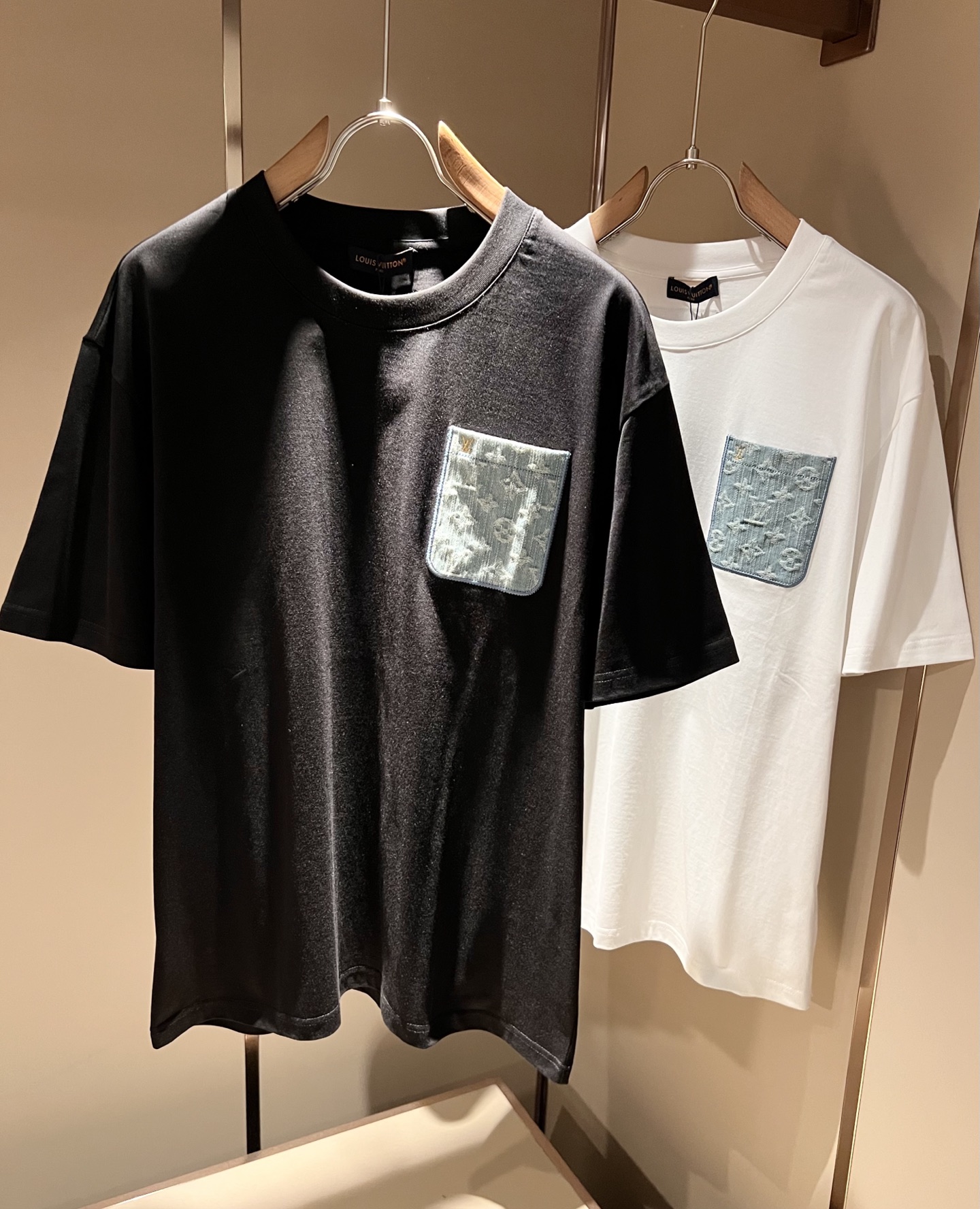 NO:736405,LouisVuitt* Louis*den's 2026 spring and summer new series of items are online, a very fashionable and avant-garde short-sleeved T-shirt for men and women, with logo pattern pocket modification!  It is different from the past and declares the design concept of brand inheritance!  Its eye-catching appeal is no less than any classic style, perfectly presenting the sense of fashion, high-end and luxury to the world!  It is made of 260 grams of imported 100% cotton material. It is made of high-quality pure cotton fabrics. It feels soft and skin-friendly. It will definitely exceed your imagination when you get it. It is extremely comfortable and breathable. Even if you sweat profusely, you will not feel greasy or stuffy. It maximizes sweat wicking and moisture absorption!  Size M-3XL,,louis vuitton,louis vuitton,T-shirt,tees,t-shirt,19860909LouisVuitt*路易*登 2026春夏全新系列单品上线,非常时髦前卫的一款男女同款短袖T恤,标识logo图案口袋修饰！区别于以往的不同,宣示品牌传承的设计理念！其吸睛度完全不亚于任何经典款式,将时髦高级感与奢华感完美呈现在世人眼前！客供进口260克全棉材质制成,精选优质纯棉面料,触感软糯亲肤细腻,实物到手绝对超乎你的想象,贴身无比舒适透气,即便是汗流浃背也不会有腻身及闷热感可言,将排汗吸湿性发挥到了极致！尺码M-3XL,,louis vuitton,louis vuitton,T-shirt,tees，t-shirt,,Men's clothing