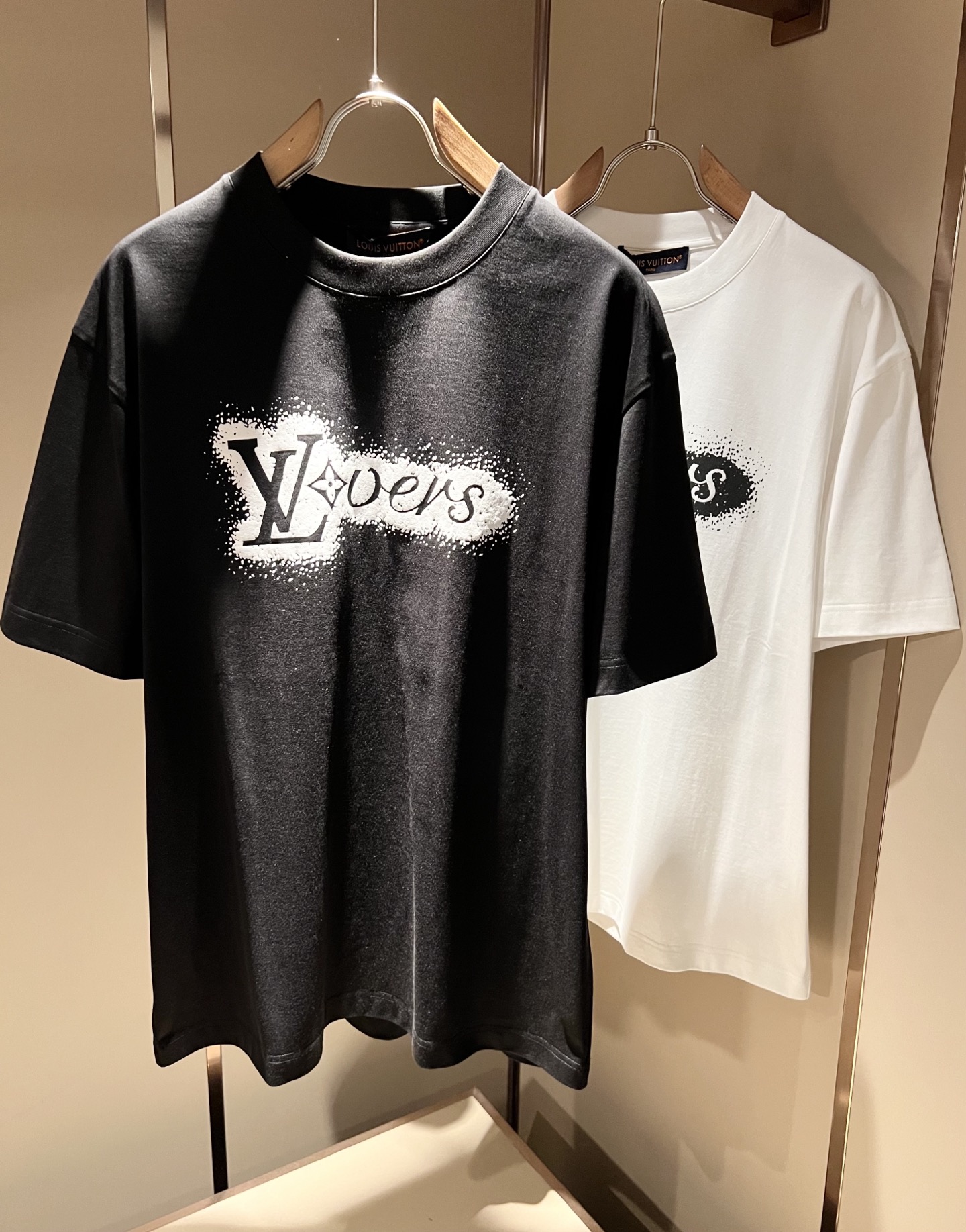 NO:736400,LouisVuitt* Louis*den's new 2026 spring and summer series of items are online. It is a very fashionable and avant-garde short-sleeved T-shirt for men and women, decorated with logo pattern printing!  It is different from the past and declares the design concept of brand inheritance!  Its eye-catching appeal is no less than any classic style, perfectly presenting the sense of fashion, high-end and luxury to the world!  It is made of 260 grams of imported 100% cotton material. It is made of high-quality pure cotton fabrics. It feels soft and skin-friendly. It will definitely exceed your imagination when you get it. It is extremely comfortable and breathable. Even if you sweat profusely, you will not feel greasy or stuffy. It maximizes sweat wicking and moisture absorption!  Size M-3XL,,louis vuitton,louis vuitton,T-shirt,tees,t-shirt,19860909LouisVuitt*路易*登 2026春夏全新系列单品上线,非常时髦前卫的一款男女同款短袖T恤,标识logo图案印花修饰！区别于以往的不同,宣示品牌传承的设计理念！其吸睛度完全不亚于任何经典款式,将时髦高级感与奢华感完美呈现在世人眼前！客供进口260克全棉材质制成,精选优质纯棉面料,触感软糯亲肤细腻,实物到手绝对超乎你的想象,贴身无比舒适透气,即便是汗流浃背也不会有腻身及闷热感可言,将排汗吸湿性发挥到了极致！尺码M-3XL,,louis vuitton,louis vuitton,T-shirt,tees，t-shirt,,Men's clothing