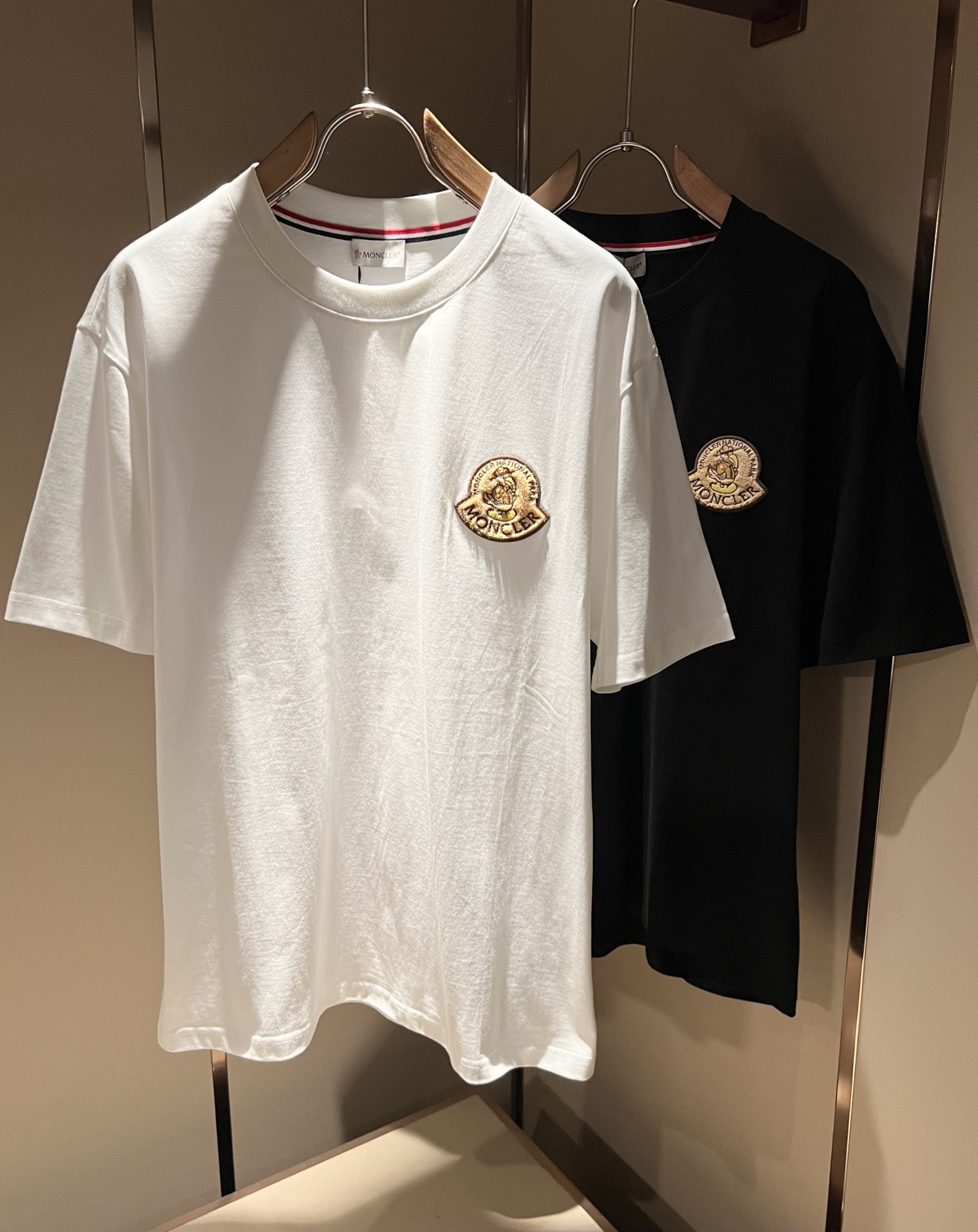 NO:745216,Moncler Mengjia 2026 spring and summer men's and women's same style couple's latest trade order short-sleeved T-shirts, all in good condition!  !  Internet celebrity model!  Designed with logo pattern badge!  The upper body is comfortable and breathable, not stiff, and the overall body has a rich three-dimensional feel. It is a quality export order and is customized with exclusive pure cotton fabric tailoring to meet the simple needs of commuters. The upper body effect is very good, slimming, and not picky about the figure. The fabric workmanship... is impeccable. Only good craftsmanship and good fabrics can make you wear a good taste. It is a must-have item for everyone!  Size M-3XL,,T-shirt,tees,t-shirt,19860909Moncler蒙家 2026春夏男女同款情侣款最新的贸易订单短袖T恤,全品相！！网红款！采用logo图案徽章设计！上身舒适透气,不僵硬,整体有着丰富的立体感,品质出口订单,定制专属纯棉面料剪裁,满足通勤人们对于着装的简约需求,上身效果很好,显瘦,不挑剔身材.面料做工....无可挑剔,好工艺好面料才能穿出好品味一款,人手必备单品！尺码M-3XL,,T-shirt,tees，t-shirt,,Men's clothing
