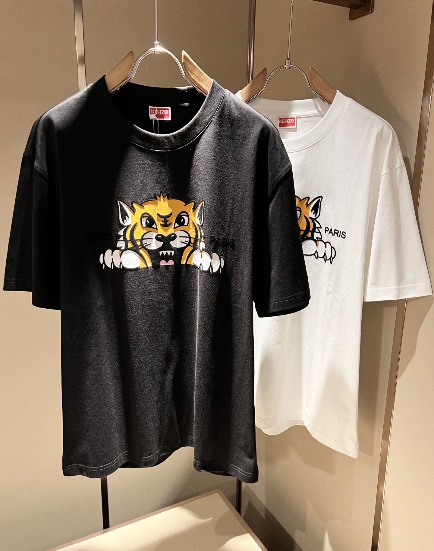 NO:736381,KENZ*Takada*3 2026 spring and summer new short-sleeved T-shirt for men and women. The improved new product inherits the classic works and has a more three-dimensional sense. The letter logo pattern on the chest is laminated!  It represents the power of tigers and tigers, and wealth and abundance!  A must-have item for the Year of the Tiger, customized original pure cotton fabric. If you like it, hurry up and get it!  First come first served!  Size M-3XL,,T-shirt,tees,t-shirt,19860909KENZ*高田*三 2026春夏新品男女同款短袖T恤,传承经典著作改良后的新品更加的具有立体感官,胸前字母logo图案压胶设计！代表着虎虎生威,富富有余！虎年必备单品,定制原版纯棉面料.有喜欢赶紧入手吧！先入先得！尺码M-3XL,,T-shirt,tees，t-shirt,,Men's clothing