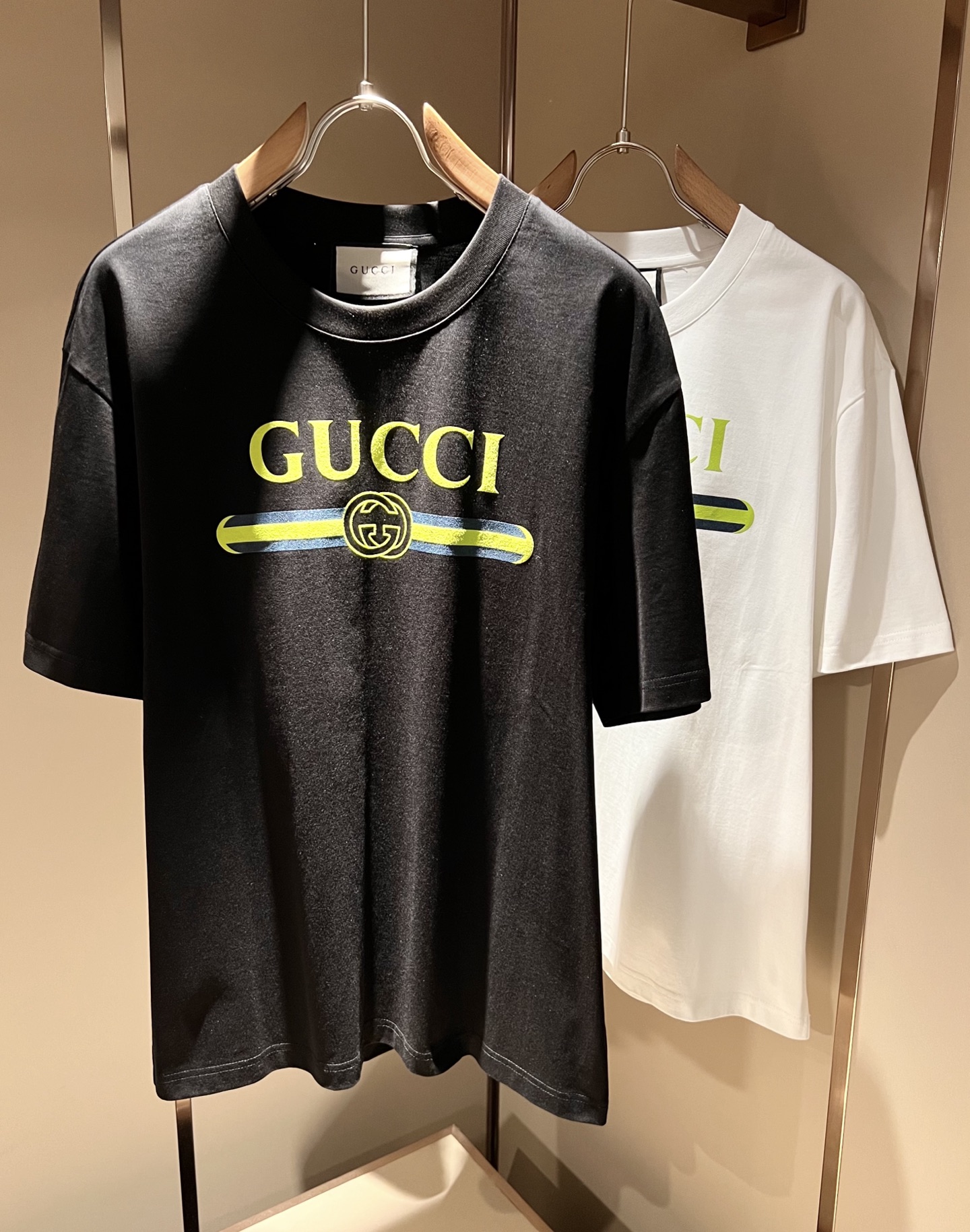 NO:736411,Gucc*Gujia 2026 spring and summer new casual loose cotton round neck short-sleeved T-shirt for gay couples!  Trading company channels are rare and available on the official website simultaneously!  The latest 2026 spring and summer series, classic fashion design elements, inject full vitality into the new series. This T-shirt is made of carefully selected imported cotton fabrics supplied by customers. The fabric feels skin-friendly, soft and delicate, and the body has a laminated logo design!  It has an extremely comfortable and breathable wearing experience. The whole piece is very eye-catching and fashionable, and is deeply loved by young people today!  Basic loose round neck cut, unisex style regardless of age and gender, suitable for matching all styles and looks you need in daily life!  It is recommended to wear couple outfits when going out on the street, it will be more eye-catching!  Size M-3XL,,gucci,gucci,T-shirt,tees,t-shirt,19860909Gucc*古家 2026春夏新款男女同情侣款休闲宽松棉质圆领短袖T恤衫！贸易公司渠道稀出,同步官网发售 ！ 2026春夏最新系列,经典时尚设计元素,为全新系列注入满满活力,这款T恤衫用心甄选客供进口棉面料制成,面料手感亲肤柔软细腻,衣身logo压胶设计！拥有着无比舒适透气性的穿着体验,整件单品极具吸睛度与时尚感,深受当下年轻人的喜爱！基础宽松的圆领版型裁剪,不分年龄与性别的中性款式,适合搭配你日常所需的所有风格与造型！建议搭配情侣装出街会更为养眼出色！尺码M-3XL,,gucci,gucci,T-shirt,tees，t-shirt,,Men's clothing