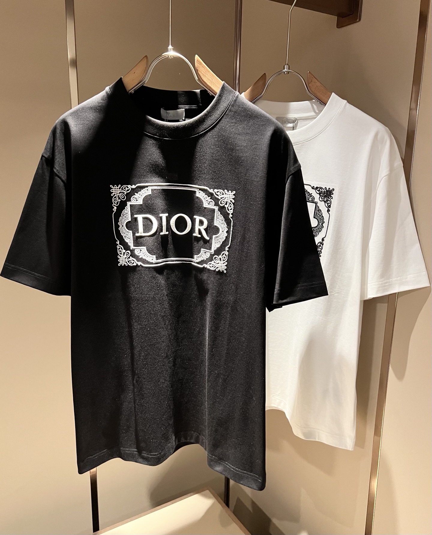 NO:736374,Dio*Dijia's new 2026 spring and summer short-sleeved T-shirts for men and women are on sale simultaneously at counters!  Customized exclusive 260g pure cotton fabric, customized original craft thread, and embroidery craft design of logo pattern on the chest!  Simple and elegant, easy to match and versatile, extremely high-grade, perfectly integrated into fashion and style, it is a top-notch fashionable style that is perfect for outer wear!  The whole thing gives people a natural feeling!  The ultimate classic versatile short-sleeved T-shirt, designed with the latest three-dimensional letter logo embroidery elements!  The ultimate heavy work, the ultimate perfection!  Fans who pursue high quality should rush to buy it by themselves, and we sincerely invite all fans who know the goods to appreciate this model together!  !  Size M-3XL,,dior,dior,T-shirt,tees,t-shirt,19860909Dio*迪家 2026春夏新款男女同款短袖T恤,专柜同步发售！定制专属260克纯棉面料,定制原版工艺螺纹,胸前logo图案刺绣工艺设计！简约大方,从容百搭,档次极高,完美融入时尚还有风情感一款完美符合外穿的顶尖时髦气质款！整体给人浑然天成的感觉！极致经典的百搭型短袖T恤,采用最新的立体字母logo刺绣元素设计！极致的重工极致的完美！追求高品质的粉丝们请自行抢购,诚邀所有识货的粉丝一同鉴赏此款！！ 尺码M-3XL,,dior,dior,T-shirt,tees，t-shirt,,Men's clothing