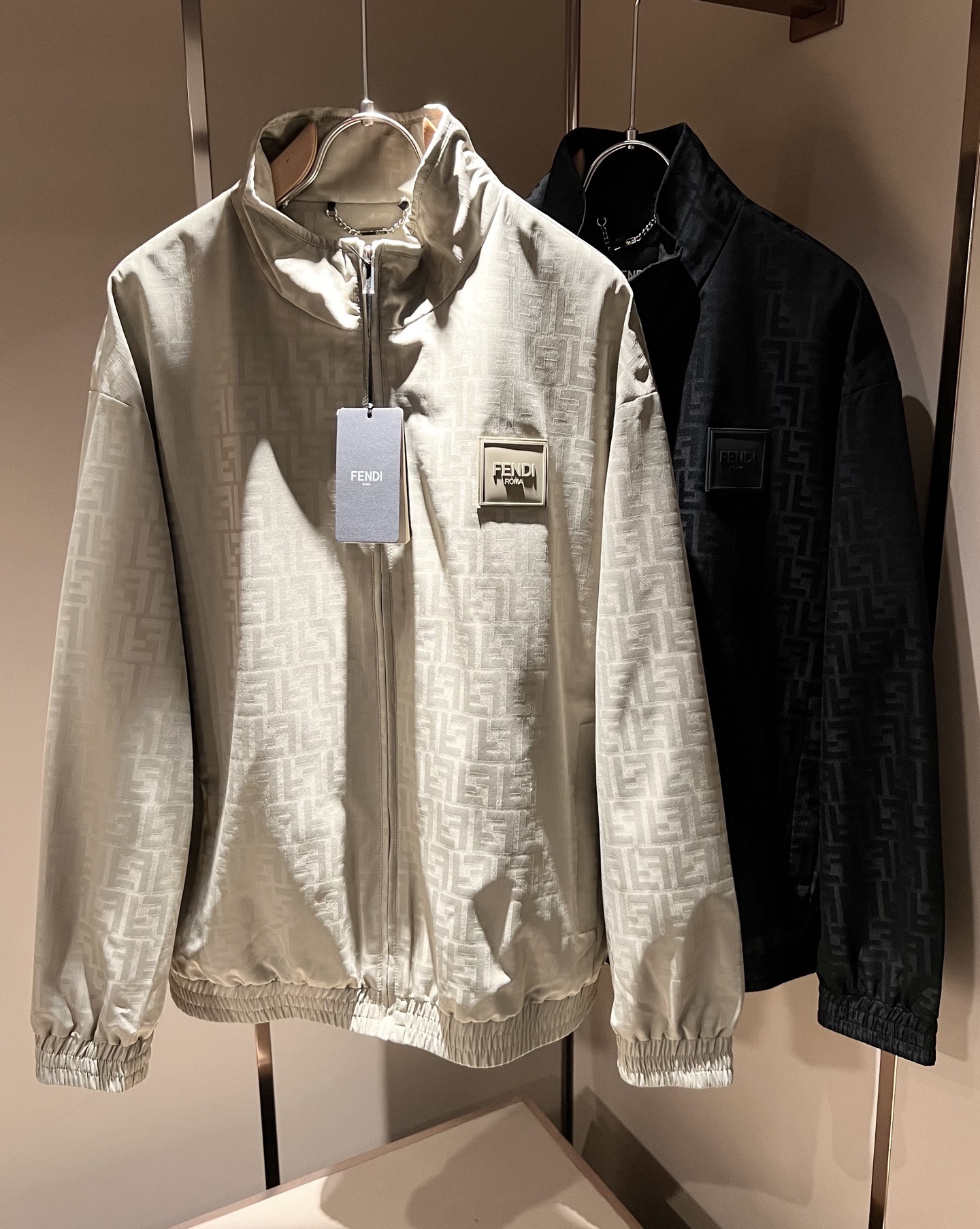 NO:736375,FEN*I Fen*di 2026 new spring and summer men's jacket, original order from Italy, a popular item of the FD family, a representative and full-scale boutique, a boutique worth buying for all FD fans!  Pure Italian channel order, the FD family's high-end and popular product, a very popular item at the moment, decorated with the panoramic iconic letters FF logo pattern!  High-end goods worth keeping for yourself and giving away!  The most classic BUGS series style items of the FD family are trendy and good-looking, full of trendy atmosphere, and extremely high-grade. It adopts a very classic black and white two-color combination, which gives people a strong visual impact and is highly recognizable. It is made of top-grade exclusive polyester fiber fabric. It feels soft, delicate and comfortable, and the appearance is quite advanced and classy!  It perfectly interprets the charm of the brand and leaves a deep impression on people. It is more fashionable and charming, and the upper body is simple, elegant and fashionable, and there is no pressure to wear it!  Wear it alone or paired with it, it’s a beautiful sight that can’t be ignored!  Size M-3XL,,fendi,dior,jackets & coats,jackets & coats,19860909FEN*I 芬*迪 2026春夏新款男士夹克外套,意大利原厂订单,FD家族人气单品,代表性十足,规格感十足的精品,所有FD粉丝都值得抢购的精品！纯正意代渠道订单,FD家族的高奢人气爆款产物,当下十分火爆的单品,全景标志性字母FF标识logo图案修饰！值得自留和送人的高端货！FD家族最为经典的BUGS系列款式单品,新潮又好看,潮流气息感十足,档次规格感极高,并且采用十分经典的的黑白双色搭配,给人的视觉冲击感相当强烈,有着极高的辨识度,顶级专属聚酯纤维面料,打造,触感柔软细腻舒适,品相相当高级有档次！完美诠释品牌魅力,给人留下深刻印象.更具时尚与韵味,上身简约大方时尚,对于穿搭更是毫无压力！单穿内搭都极有味道,不可忽视的靓丽风景线！ 尺码M-3XL,,fendi,dior,jackets & coats,jackets & coats,,Men's clothing