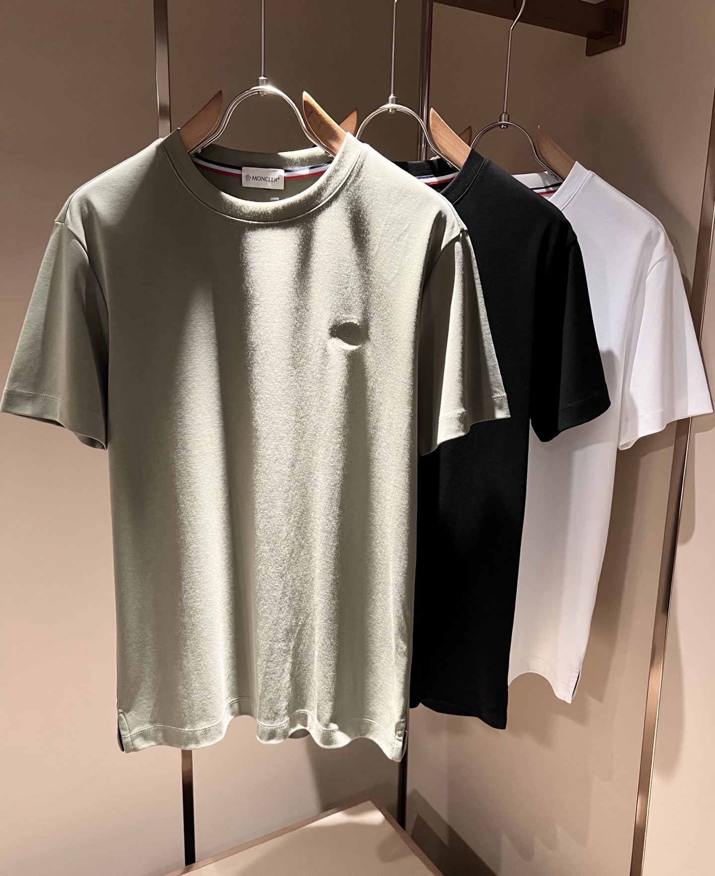 NO:736377,Moncler Mengjia's latest 2026 spring and summer trade order short-sleeved T-shirts for men and women, all in good condition!  !  Internet celebrity model!  Designed with logo embroidery!  The upper body is comfortable and breathable, not stiff, and the overall body has a rich three-dimensional feel. It is a quality export order and is customized with exclusive pure cotton fabric tailoring to meet the simple needs of commuters. The upper body effect is very good, slimming, and not picky about the figure. The fabric workmanship... is impeccable. Only good craftsmanship and good fabrics can make you wear a good taste. It is a must-have item for everyone!  Size M-3XL,,T-shirt,tees,t-shirt,19860909Moncler蒙家 2026春夏最新男女同款贸易订单短袖T恤,全品相！！网红款！采用logo图案刺绣设计！上身舒适透气,不僵硬,整体有着丰富的立体感,品质出口订单,定制专属纯棉面料剪裁,满足通勤人们对于着装的简约需求,上身效果很好,显瘦,不挑剔身材.面料做工....无可挑剔,好工艺好面料才能穿出好品味一款,人手必备单品！尺码M-3XL,,T-shirt,tees，t-shirt,,Men's clothing