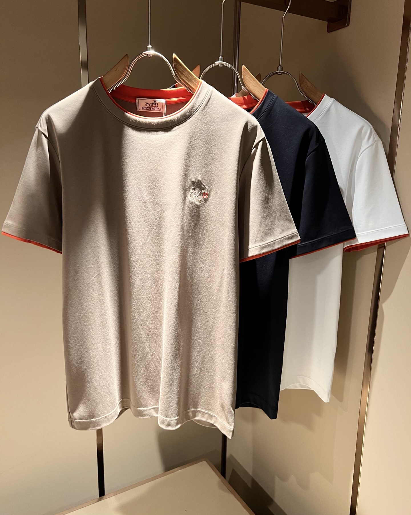 NO:736385,Her*mes 2026 spring and summer new men's short-sleeved bottoming shirt, a newly upgraded and versatile basic style, low-key luxury, a choice of quality!  Select high-quality pure cotton fabrics!  It is made to enjoy a relaxed and comfortable wearing experience, with super vertical performance. It has a strong artistic sense and iconic logo embroidery design. The craftsmanship is meticulous and highly recognizable, showing a new brand micro-label culture!  Classic and perfect design, precise cutting. Simple and elegant style, but also able to show fashionable charm in daily leisure life. Sizes M-3XL, T-shirt,19860909Her*mes爱*仕2026春夏新款男士短袖打底衫,全新升级百搭基础款,低调奢华,品格之选！甄选优质精选纯棉面料！打造而成,享受轻松自在的穿着体验,有着超强的垂直性能 艺术感极强标志性logo刺绣工艺设计,工艺细致,辨识度极高,展现全新品牌微标文化！经典完美版型设计,在裁剪上精准到位.简约大气风格,又能在日常休闲生活中展现时尚魅力.尺码M-3XL,,T-shirt,,Men's clothing