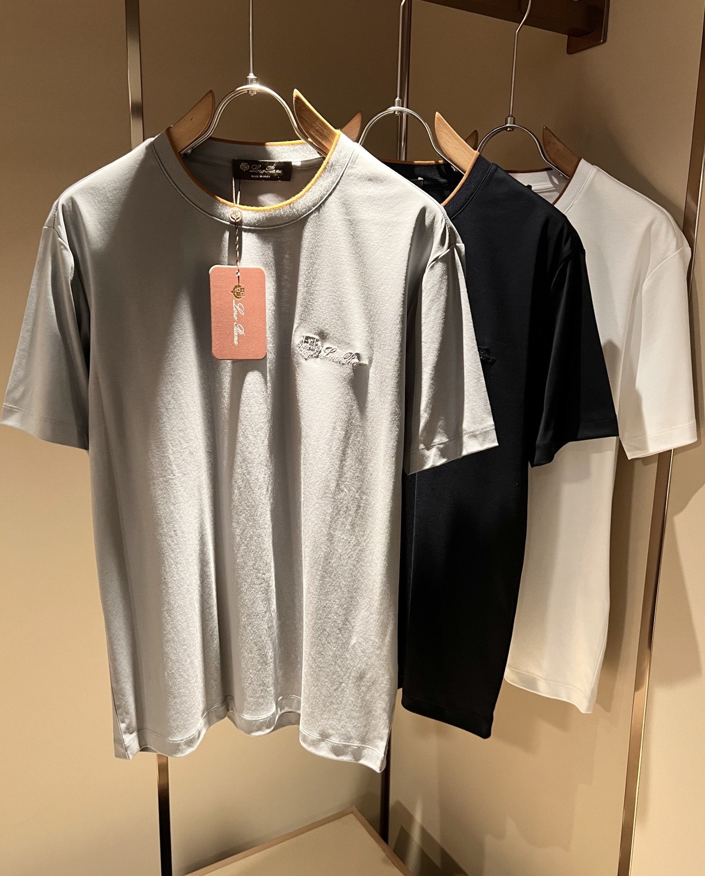 NO:736395,Loro Piana 2026 spring and summer men's latest trade order short-sleeved bottoming shirt, all in good condition!  !  The chest is designed with logo embroidery!  Customized pure cotton fabric!  The upper body is comfortable and breathable, not stiff, and the overall body has a rich three-dimensional feel. It is a quality export order and is customized with exclusive pure cotton fabric tailoring to meet the simple needs of commuters. The upper body effect is very good, slimming, and not picky about the figure. The fabric workmanship... is impeccable. Only good craftsmanship and good fabrics can make you wear a good taste. It is a must-have item for everyone!  Size M-3XL,,loro piana,T-shirt,19860909Loro Piana诺悠翩雅 2026春夏男士最新的贸易订单短袖打底衫,全品相！！胸前采用logo图案刺绣设计！定制纯棉面料！上身舒适透气,不僵硬,整体有着丰富的立体感,品质出口订单,定制专属纯棉面料剪裁,满足通勤人们对于着装的简约需求,上身效果很好,显瘦,不挑剔身材.面料做工....无可挑剔,好工艺好面料才能穿出好品味一款,人手必备单品！尺码M-3XL,,loro piana,T-shirt,,Men's clothing