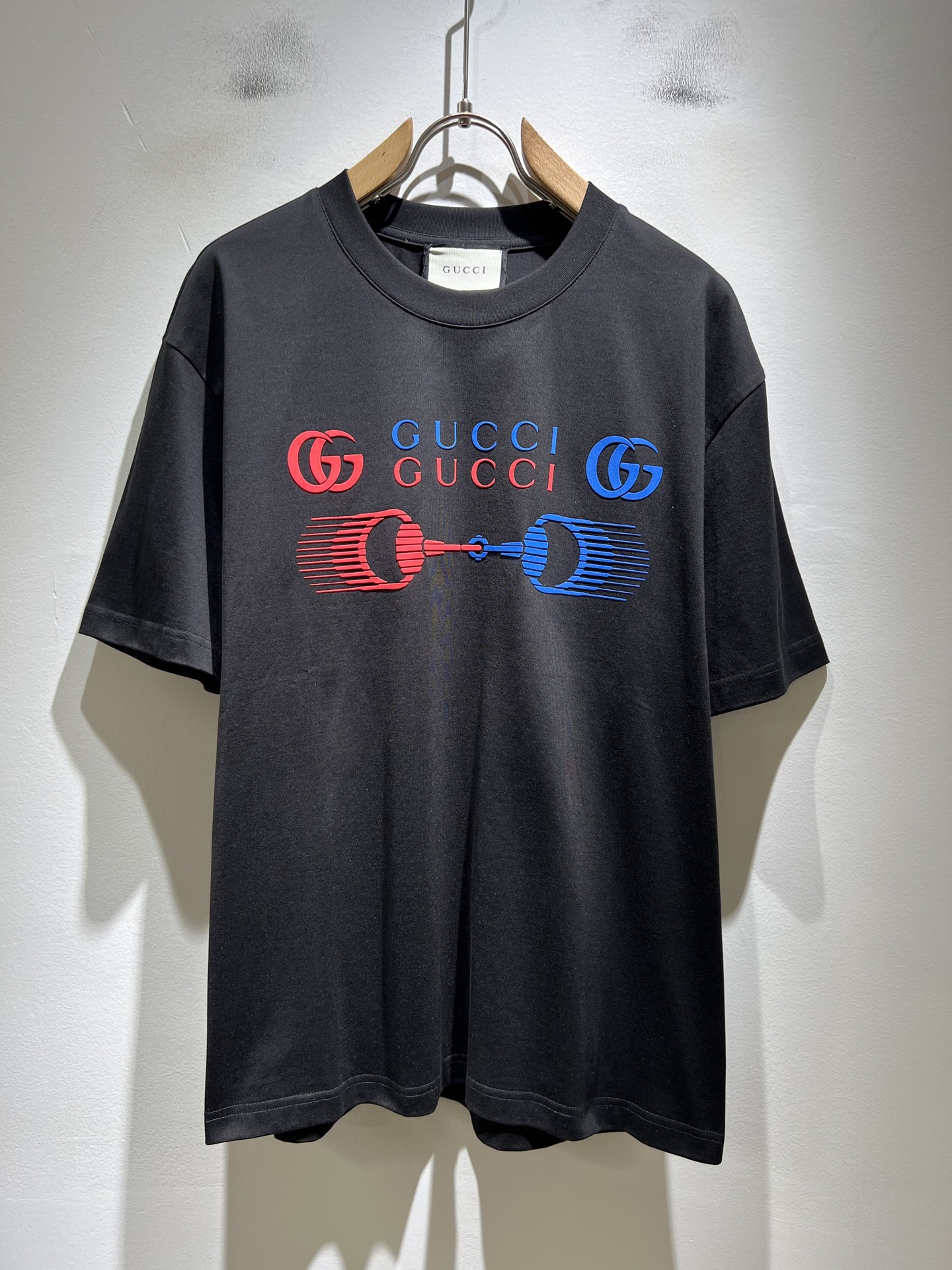 NO:736396,Gucc*Gujia 2026 spring and summer new casual loose cotton round neck short-sleeved T-shirt for gay couples!  Trading company channels are rare and available on the official website simultaneously!  The latest 2026 spring and summer series, classic fashion design elements, inject full vitality into the new series. This T-shirt is made of carefully selected imported cotton fabrics supplied by customers. The fabric feels skin-friendly, soft and delicate, and the body has a laminated logo design!  It has an extremely comfortable and breathable wearing experience. The whole piece is very eye-catching and fashionable, and is deeply loved by young people today!  Basic loose round neck cut, unisex style regardless of age and gender, suitable for matching all styles and looks you need in daily life!  It is recommended to wear couple outfits when going out on the street, it will be more eye-catching!  Size M-3XL,,gucci,gucci,T-shirt,tees,t-shirt,19860909Gucc*古家 2026春夏新款男女同情侣款休闲宽松棉质圆领短袖T恤衫！贸易公司渠道稀出,同步官网发售 ！ 2026春夏最新系列,经典时尚设计元素,为全新系列注入满满活力,这款T恤衫用心甄选客供进口棉面料制成,面料手感亲肤柔软细腻,衣身logo压胶设计！拥有着无比舒适透气性的穿着体验,整件单品极具吸睛度与时尚感,深受当下年轻人的喜爱！基础宽松的圆领版型裁剪,不分年龄与性别的中性款式,适合搭配你日常所需的所有风格与造型！建议搭配情侣装出街会更为养眼出色！尺码M-3XL,,gucci,gucci,T-shirt,tees，t-shirt,,Men's clothing