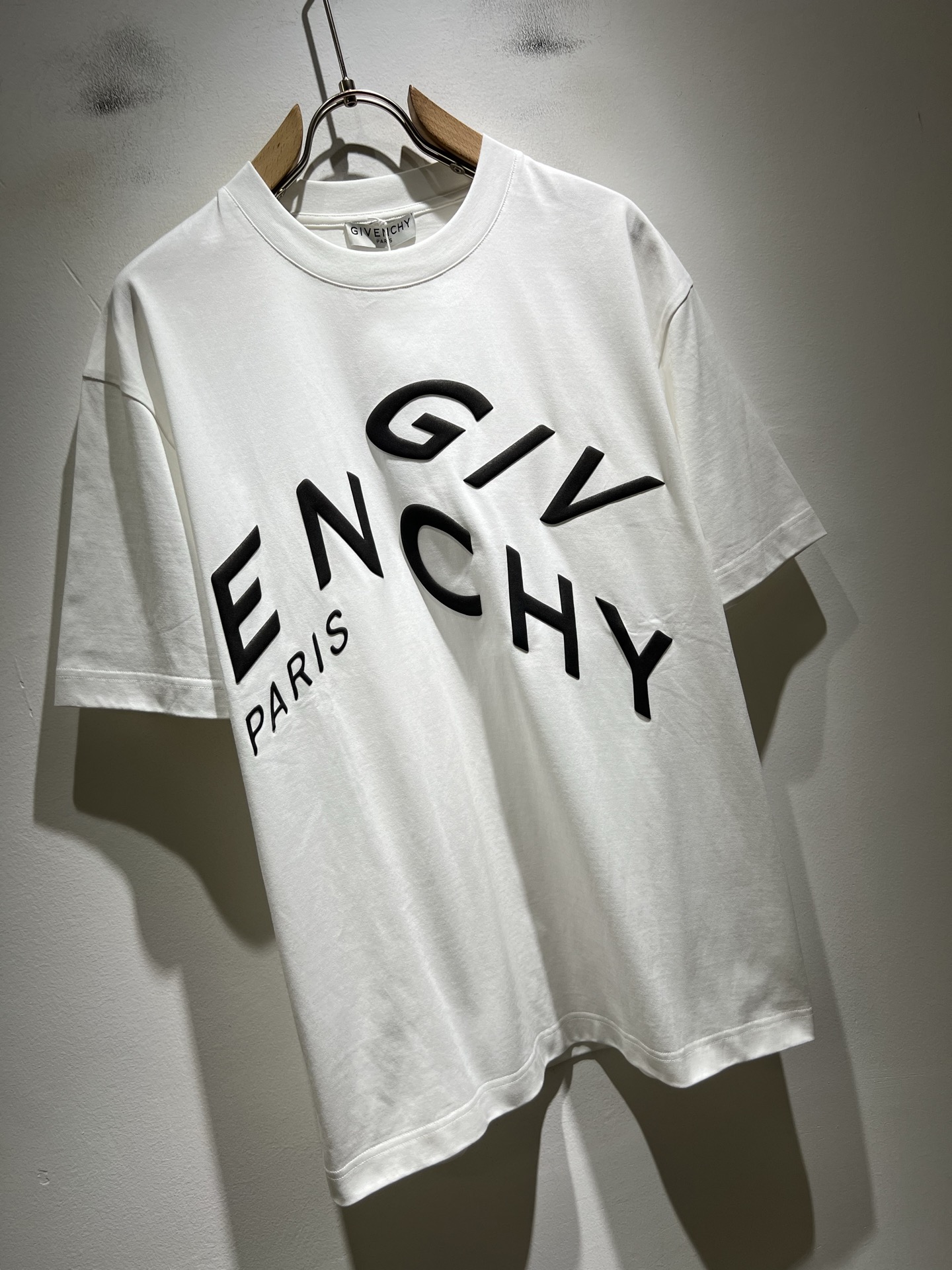 Giv*chy/纪*希2026春夏新款男女同款👫短袖T恤，主创时尚注入了全新时尚能量。通过探索各种题材和