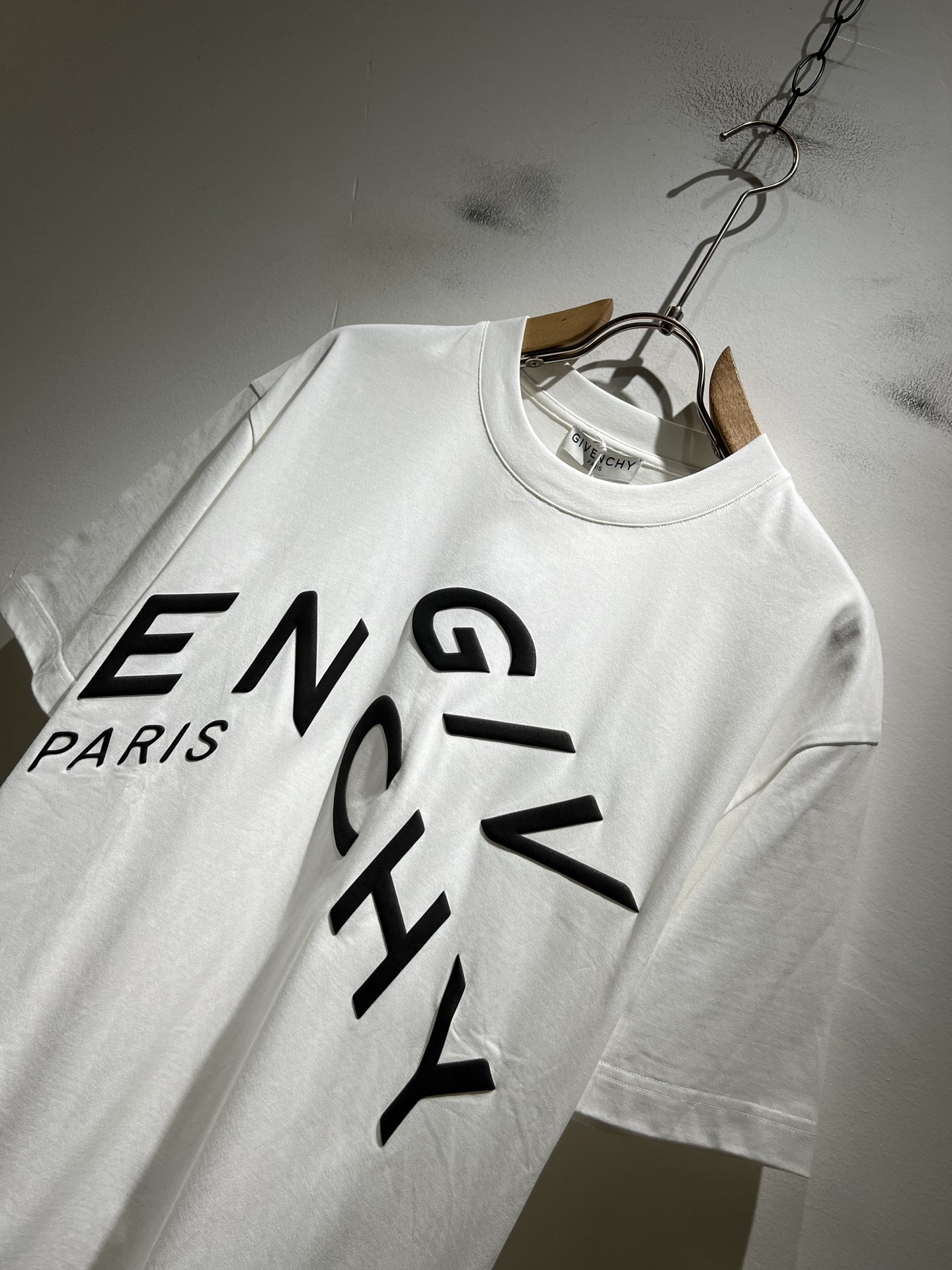 Giv*chy/纪*希2026春夏新款男女同款👫短袖T恤，主创时尚注入了全新时尚能量。通过探索各种题材和