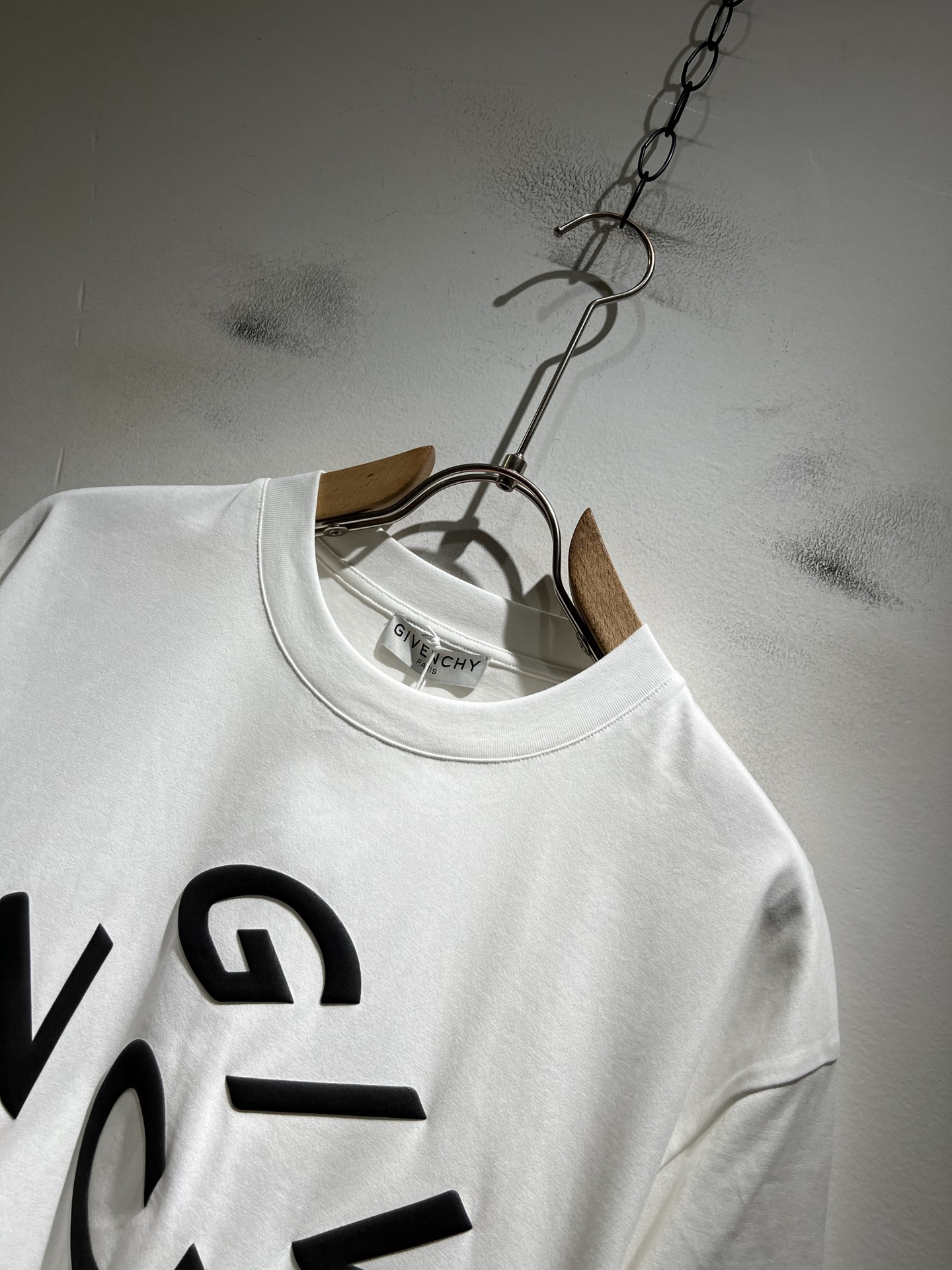 Giv*chy/纪*希2026春夏新款男女同款👫短袖T恤，主创时尚注入了全新时尚能量。通过探索各种题材和