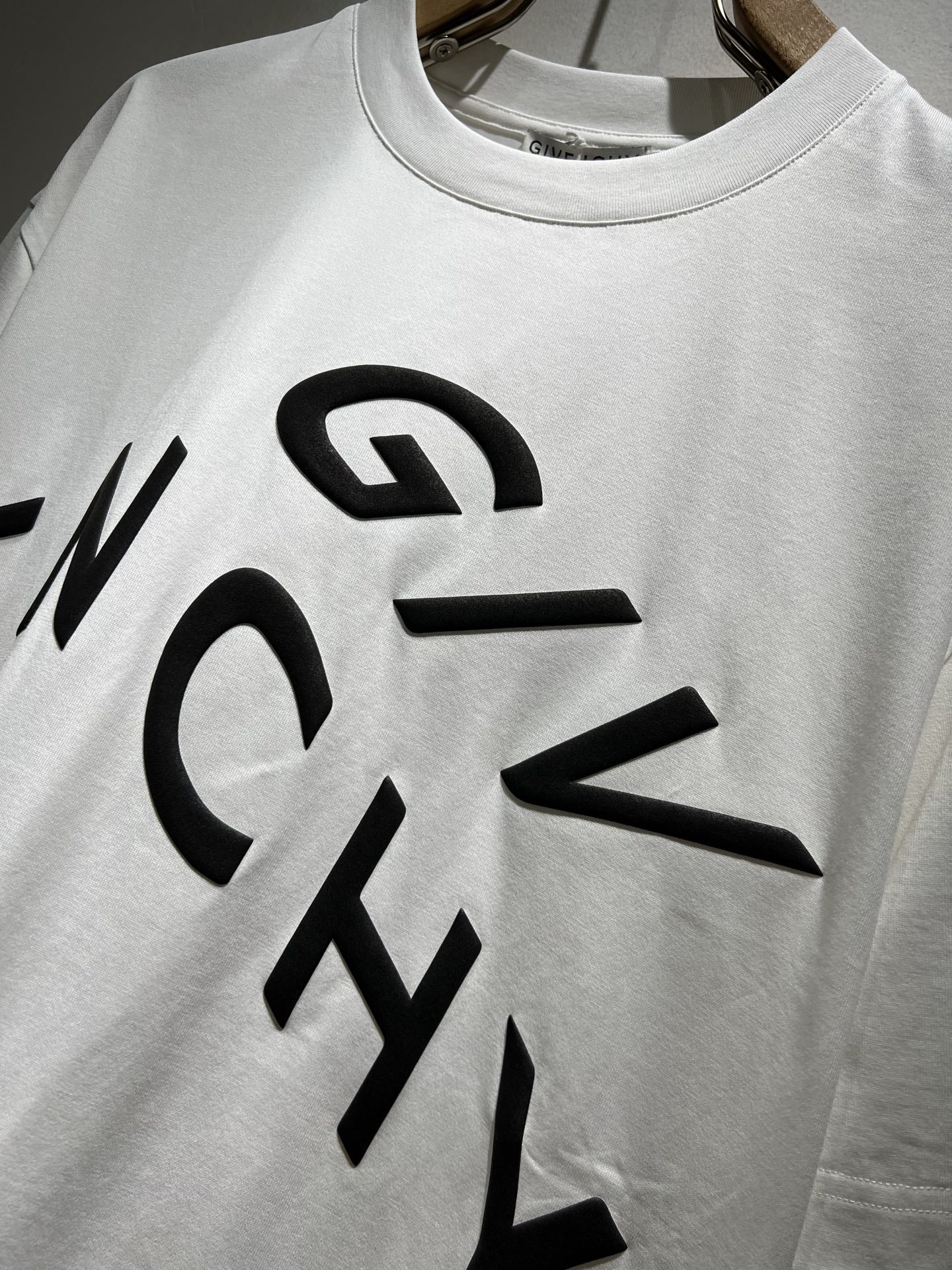 Giv*chy/纪*希2026春夏新款男女同款👫短袖T恤，主创时尚注入了全新时尚能量。通过探索各种题材和