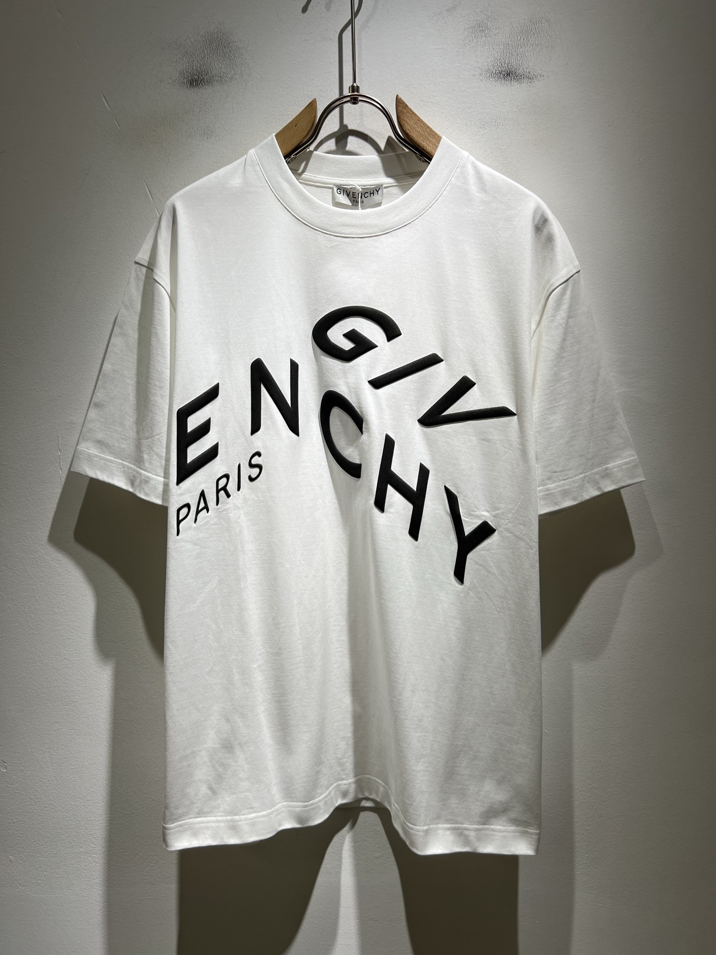 Giv*chy/纪*希2026春夏新款男女同款👫短袖T恤，主创时尚注入了全新时尚能量。通过探索各种题材和