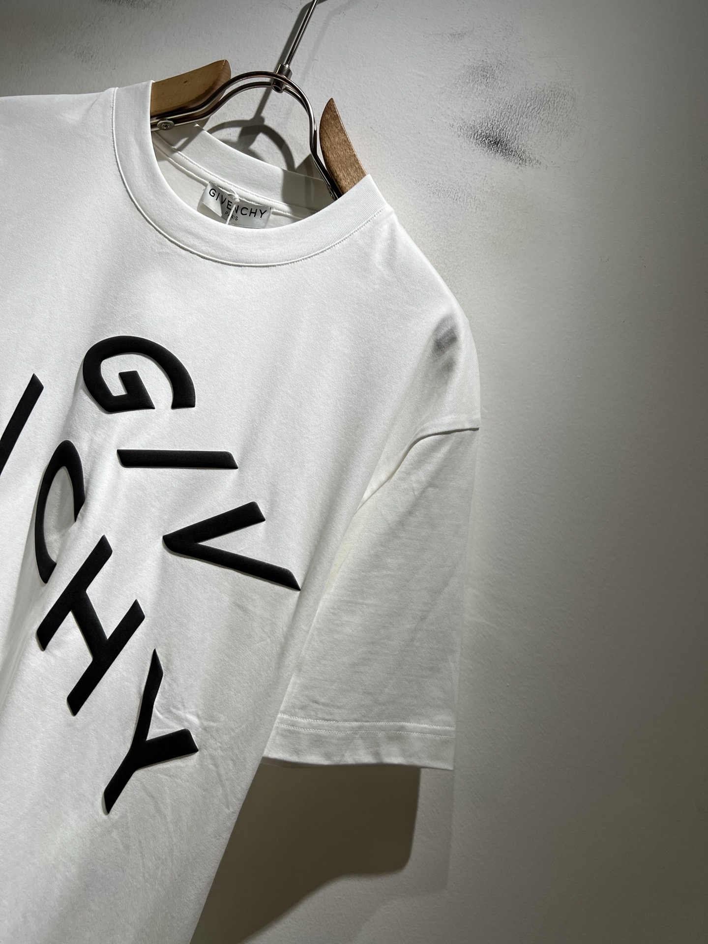 Giv*chy/纪*希2026春夏新款男女同款👫短袖T恤，主创时尚注入了全新时尚能量。通过探索各种题材和