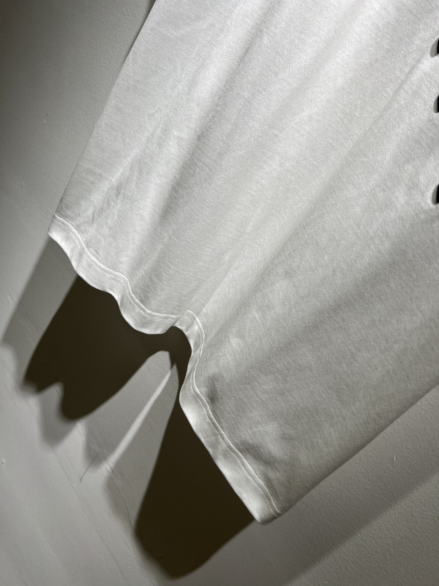 Giv*chy/纪*希2026春夏新款男女同款👫短袖T恤，主创时尚注入了全新时尚能量。通过探索各种题材和